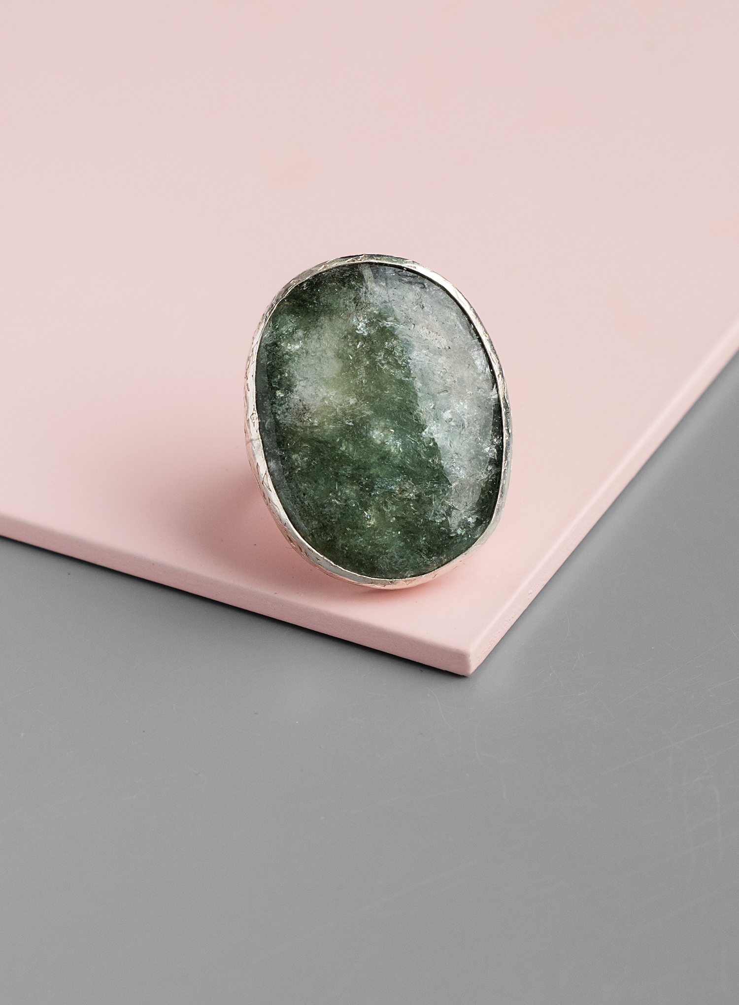 Кольцо с овальным парагонитом