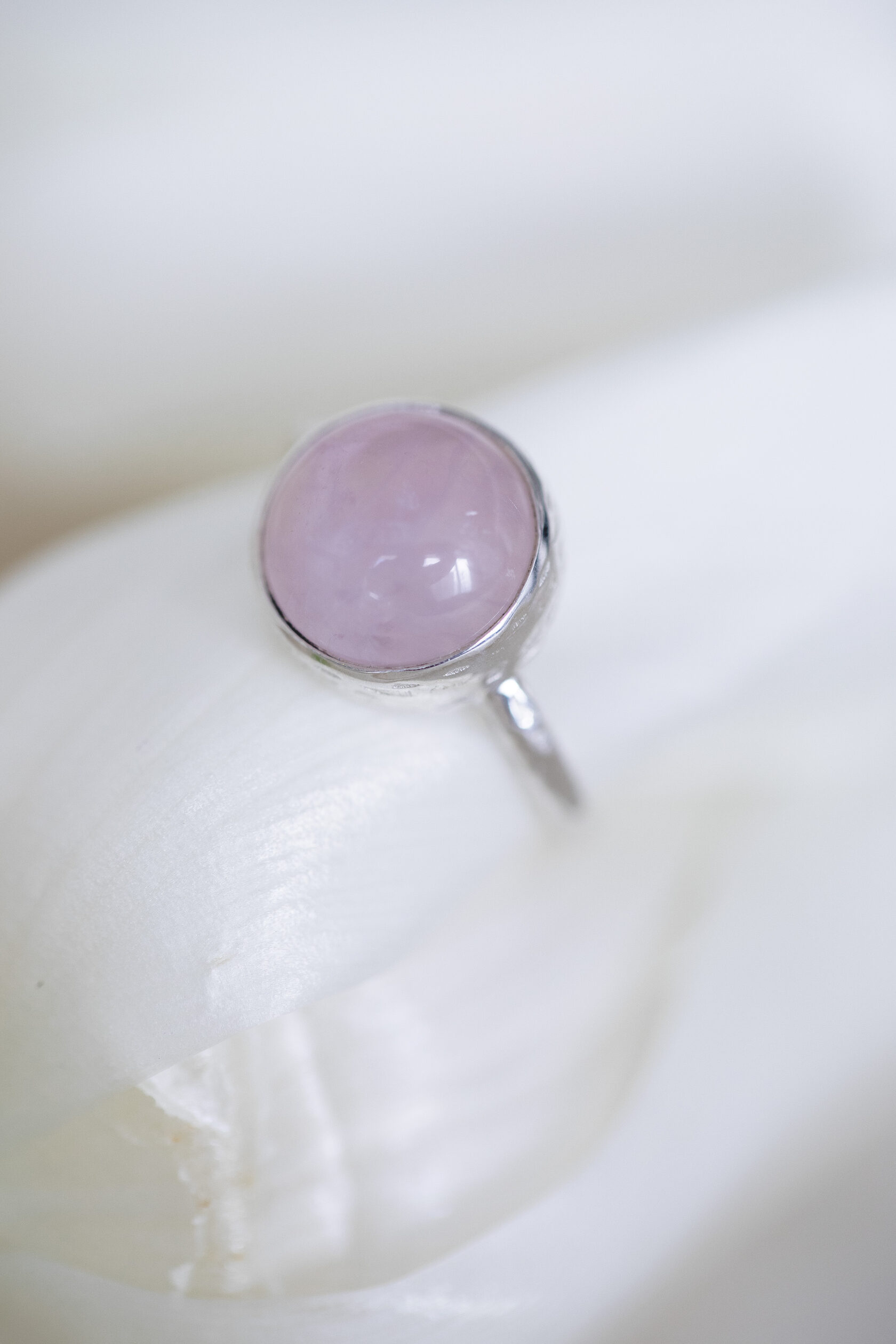 Кольцо с розовым кварцем