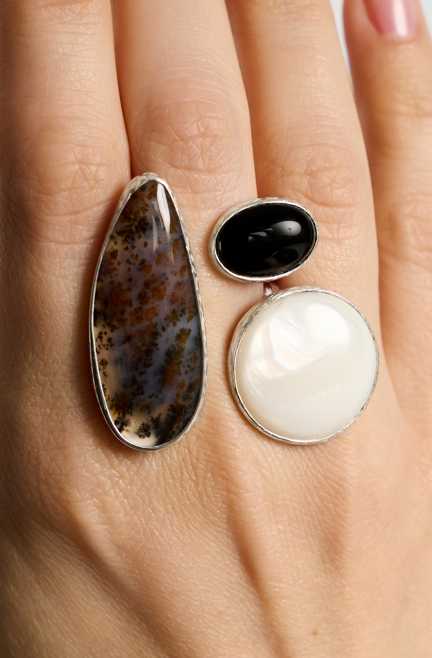 Кольцо с моховым агатом, беломоритом и черным агатом