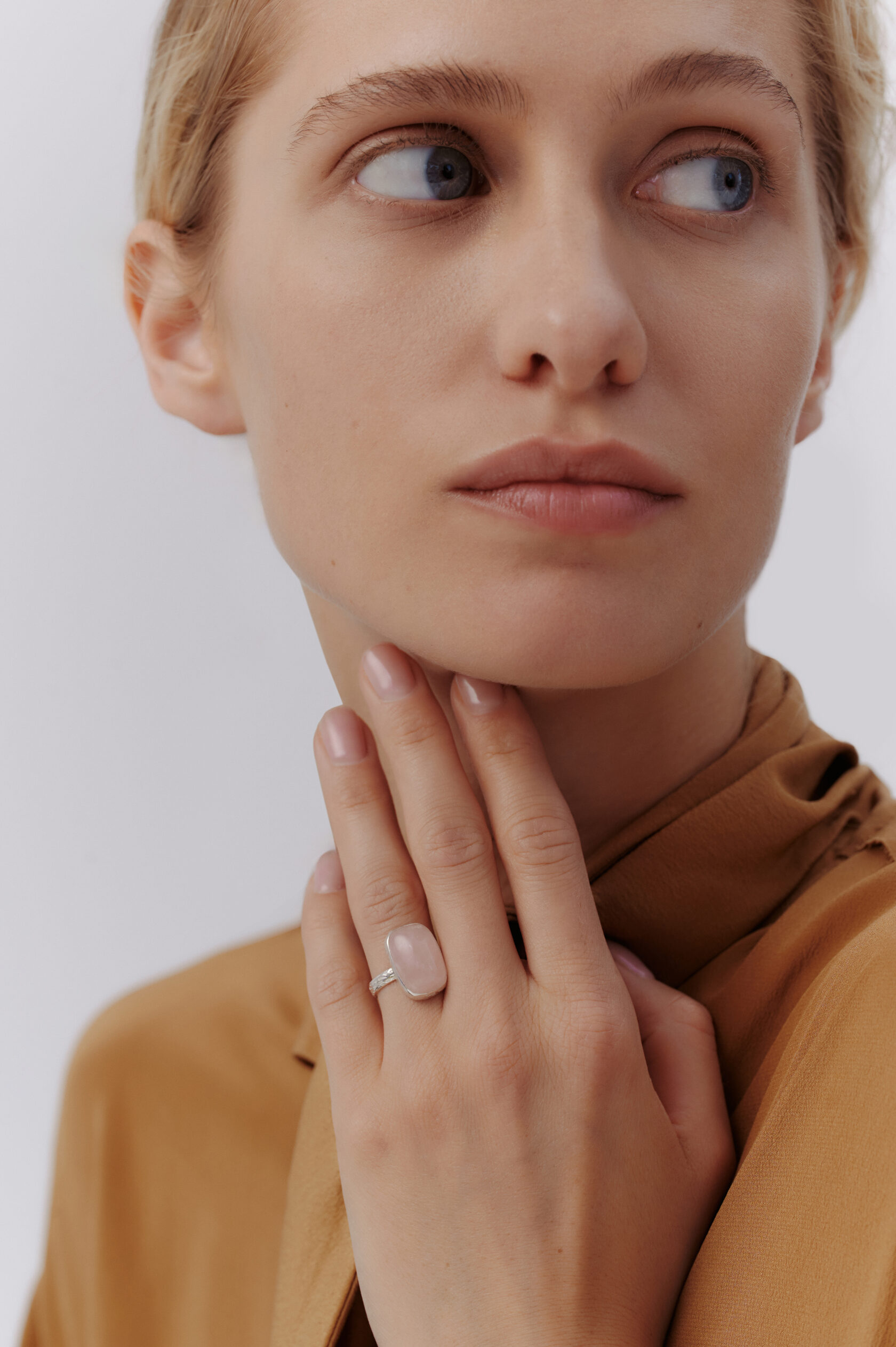 Кольцо с розовым кварцем