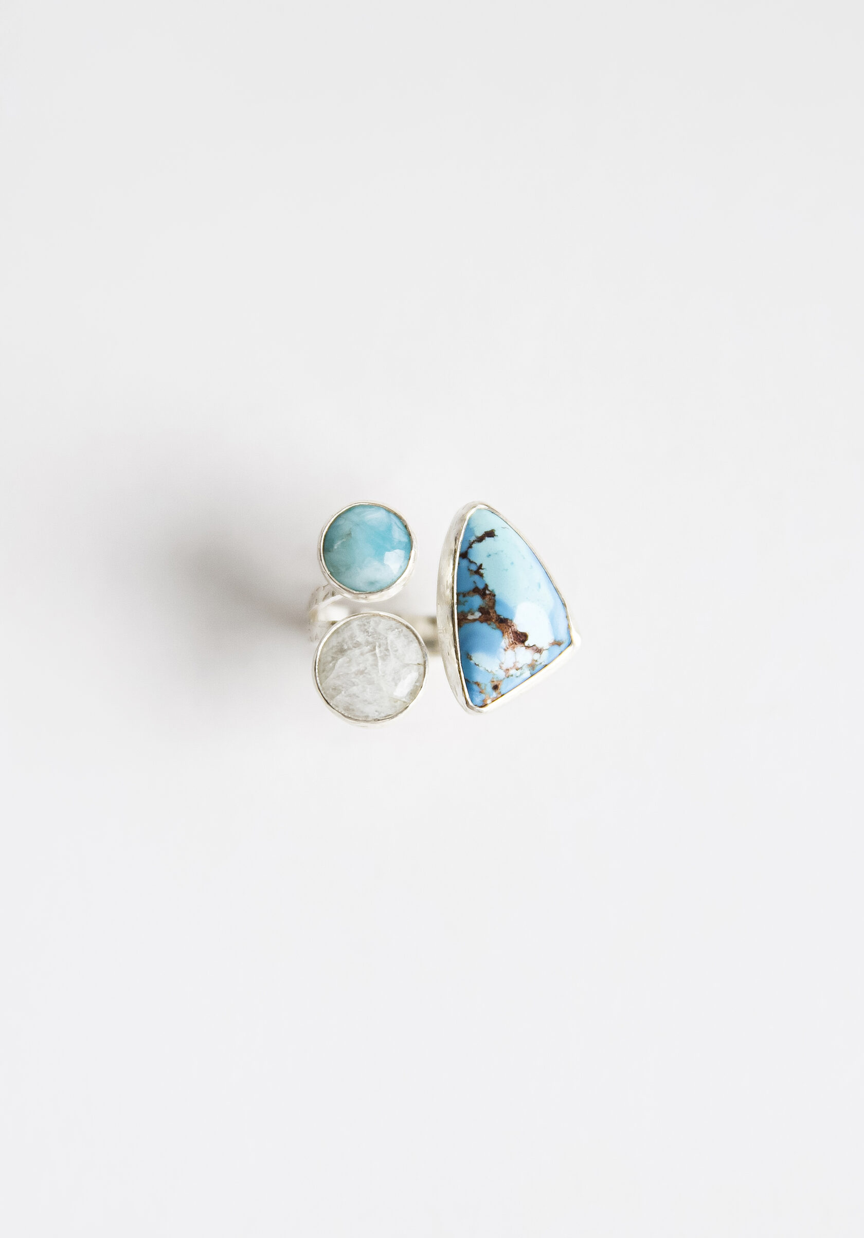 Кольцо с бирюзой, беломоритом и ларимаром