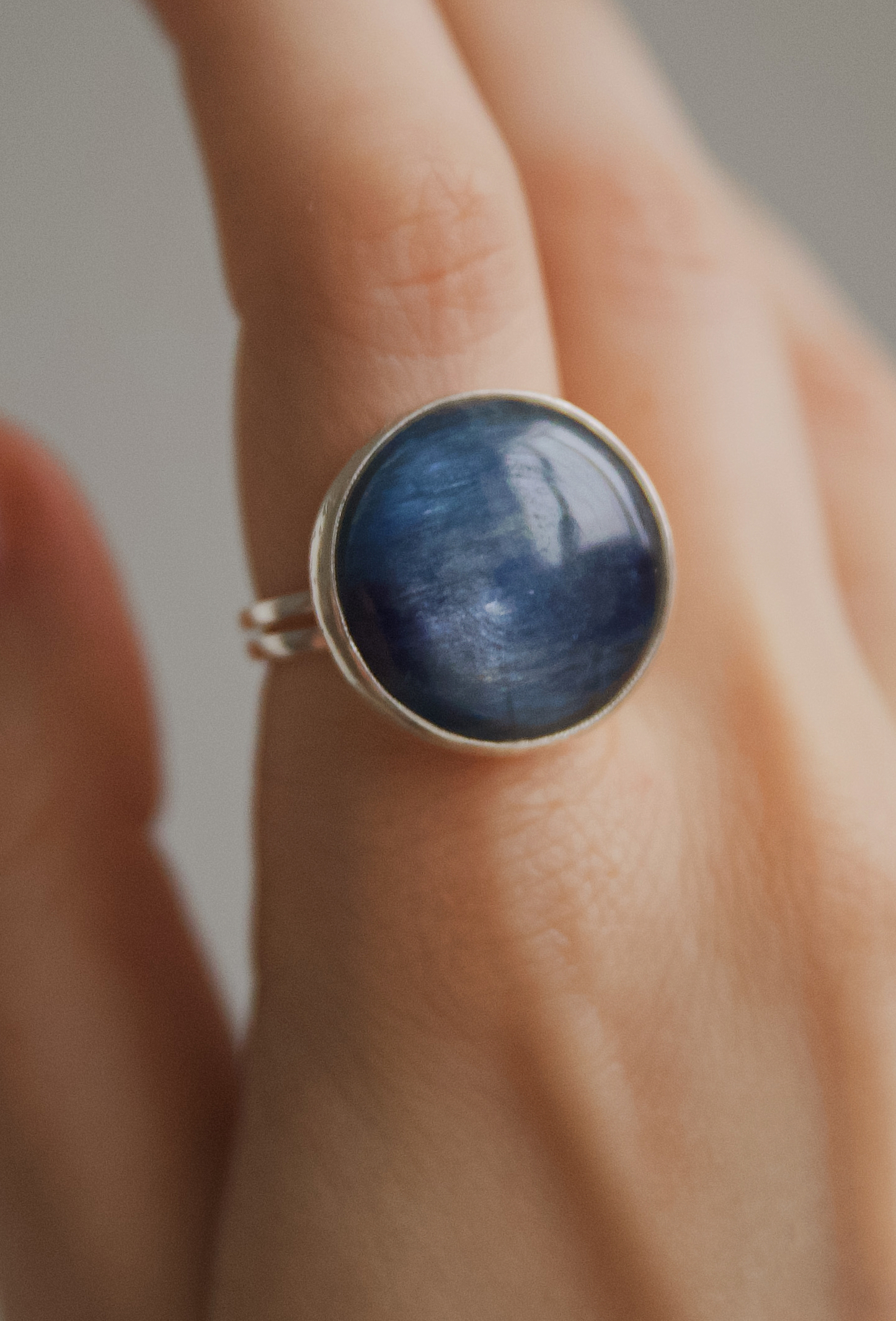 Кольцо с кианитом