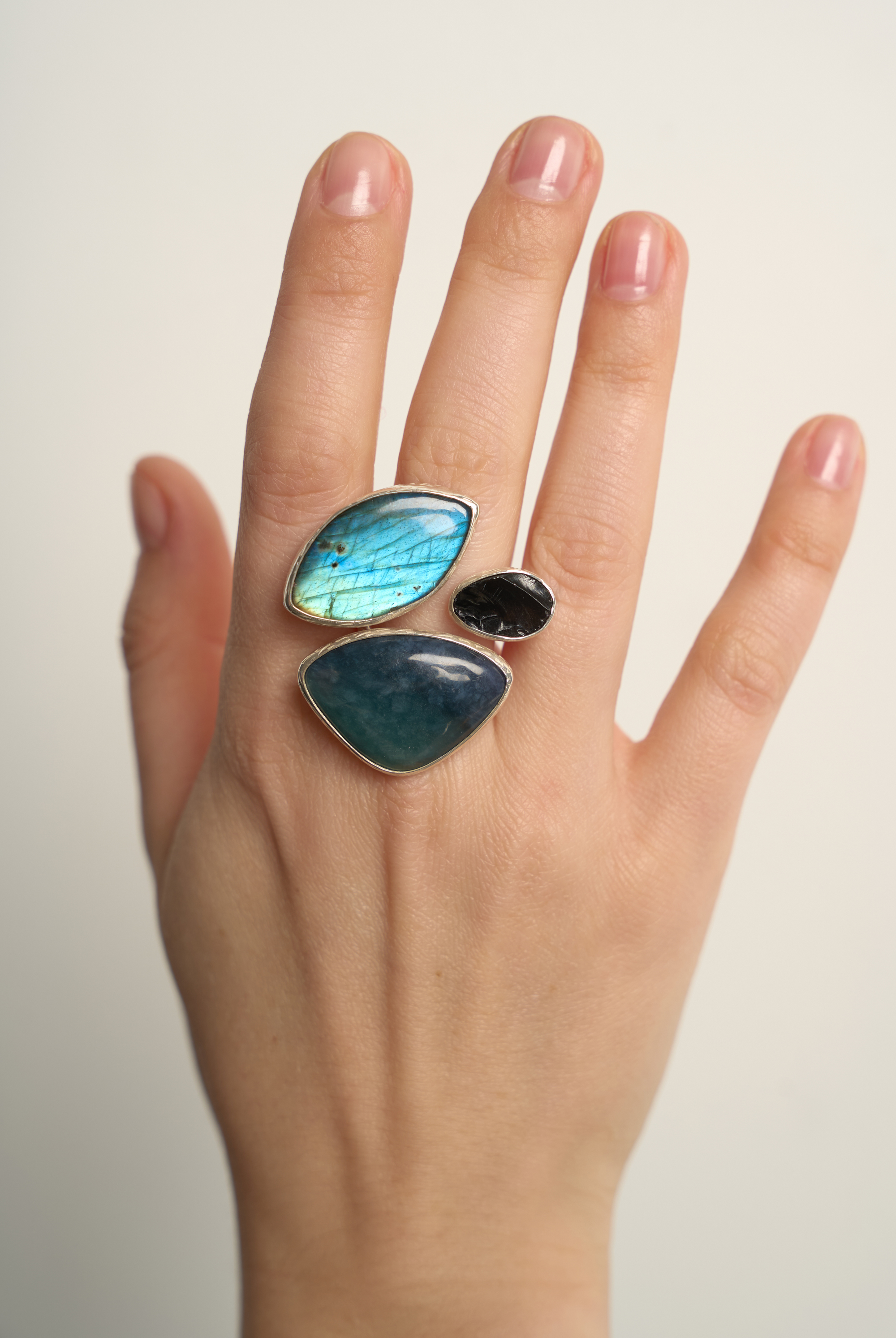 Кольцо со шпинелью, морским офитом и спектролитом