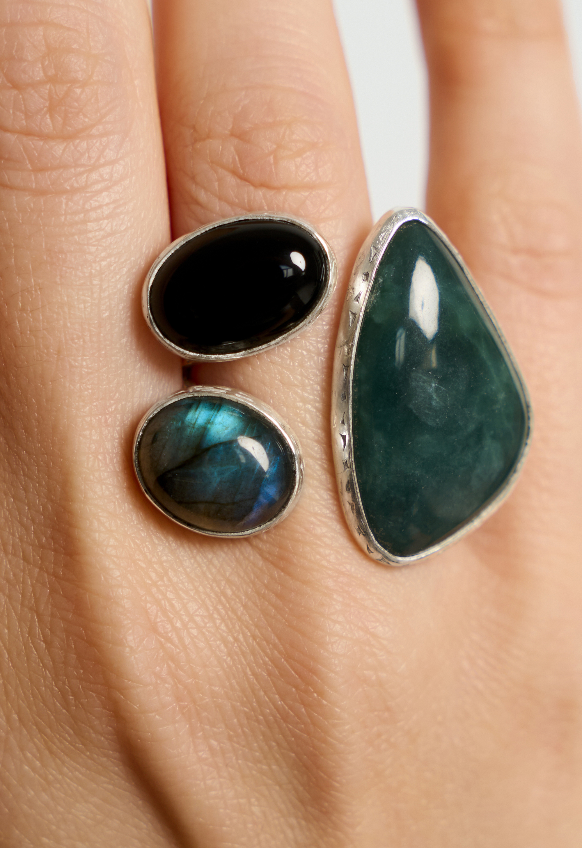 Кольцо с морским офитом, черным агатом и лабрадоритом