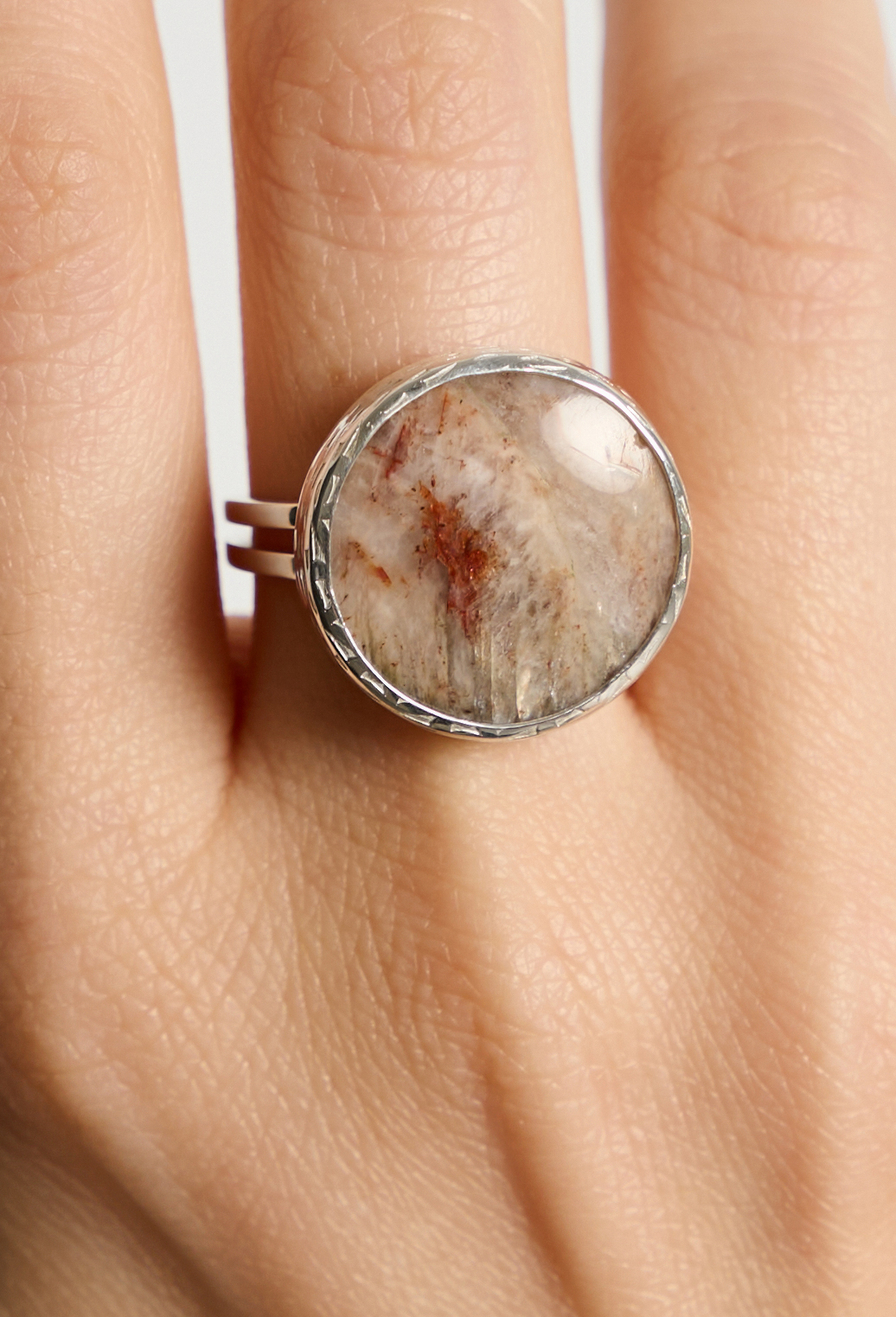 Кольцо с кварцем с ожелезнением