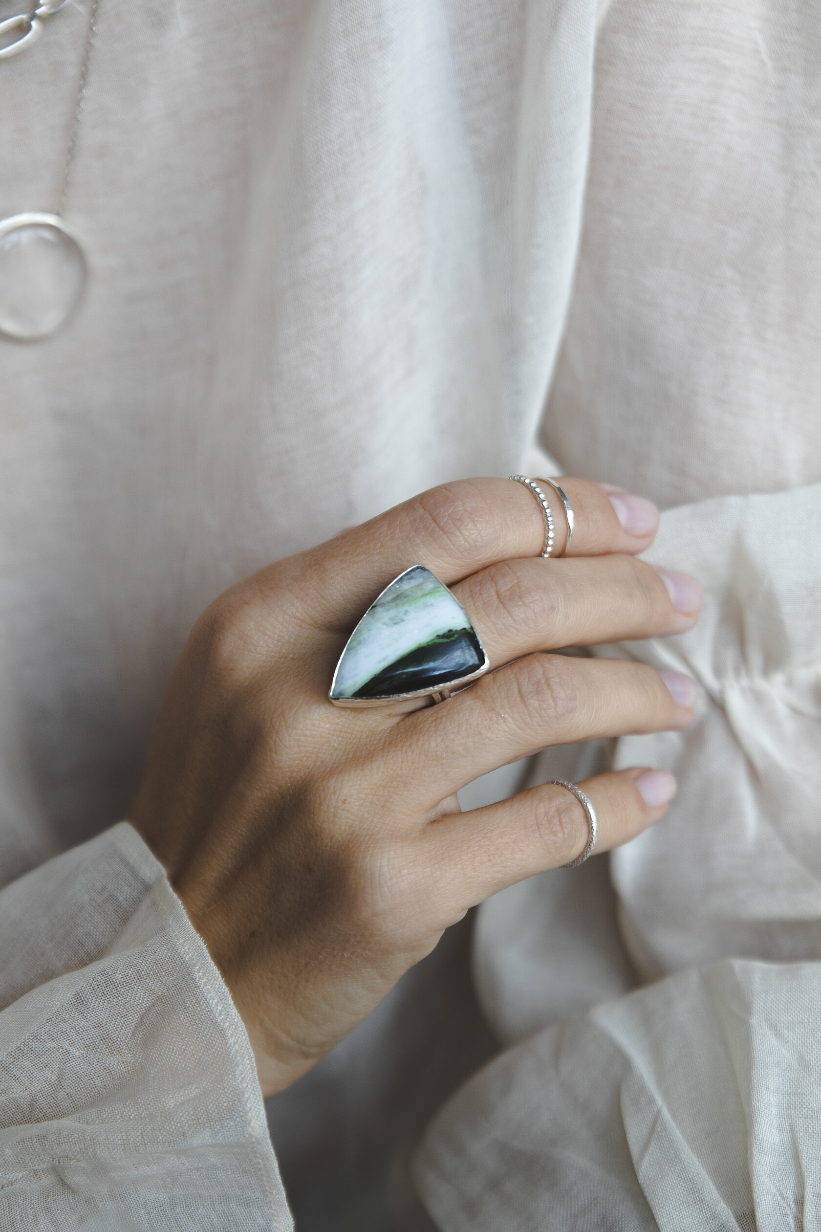 Кольцо с уваровитом в кальците