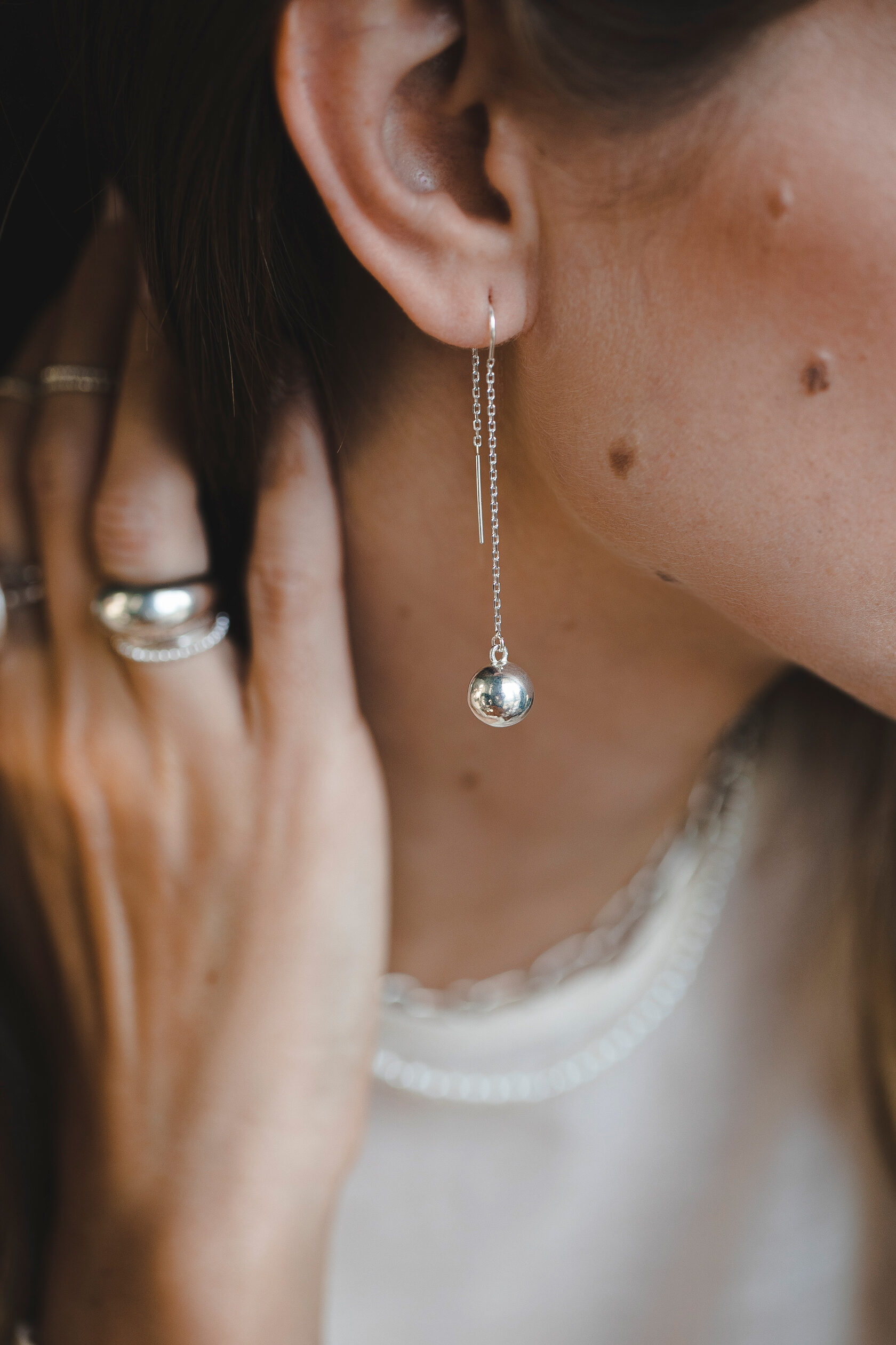 Серьги-цепочки с серебряной бусиной