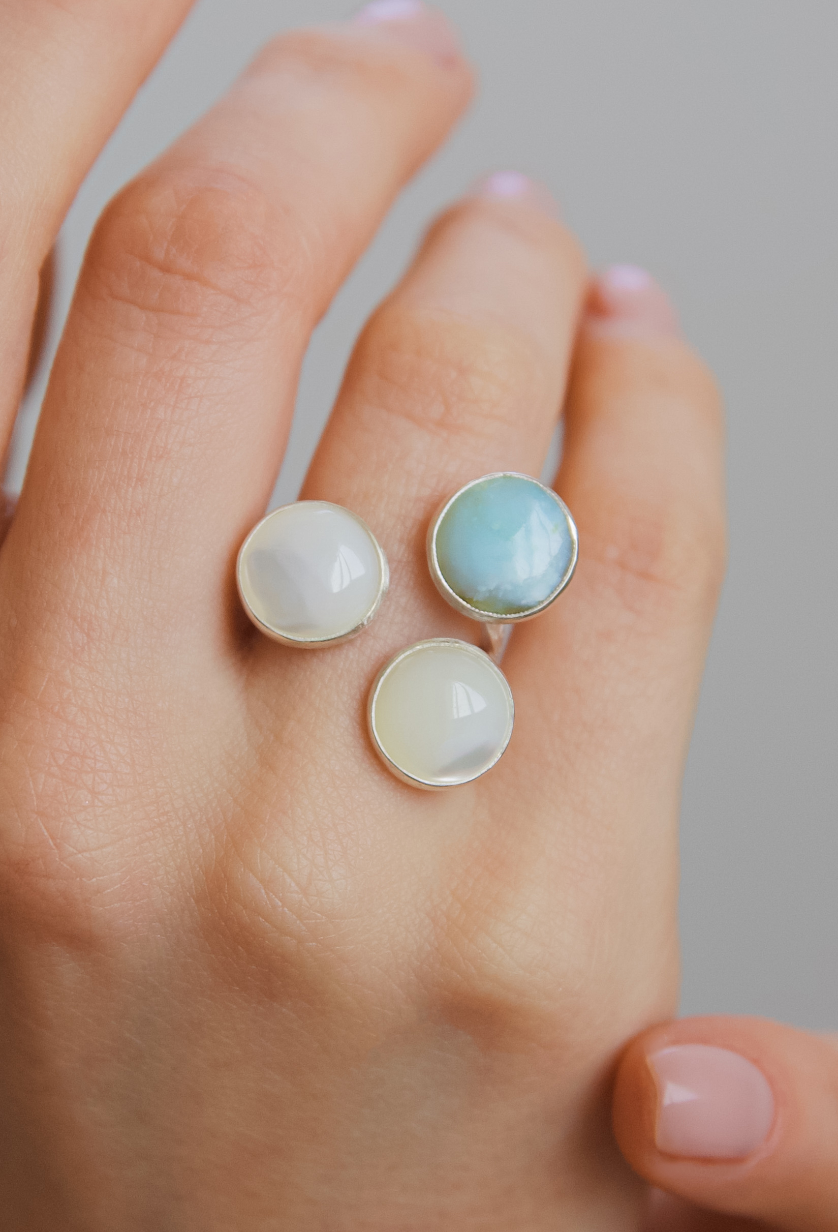 Кольцо с перламутром и перуанским опалом