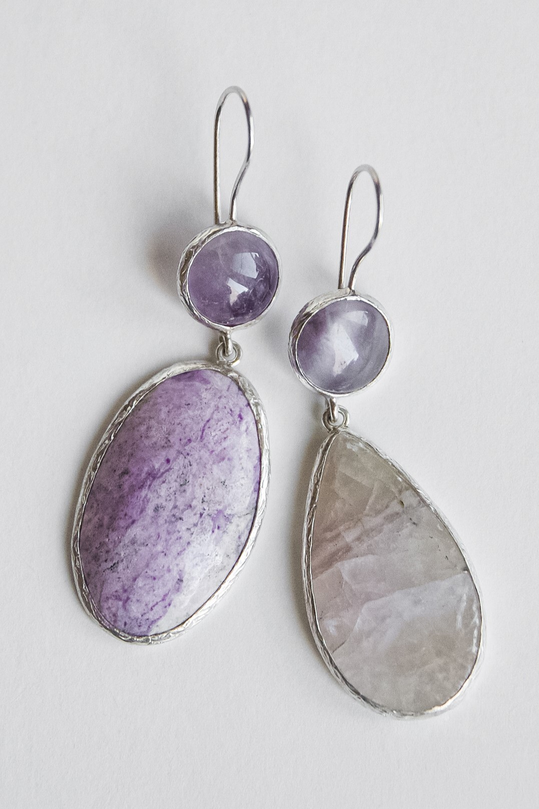 Серьги с аметистом, гранатом и уссингитом