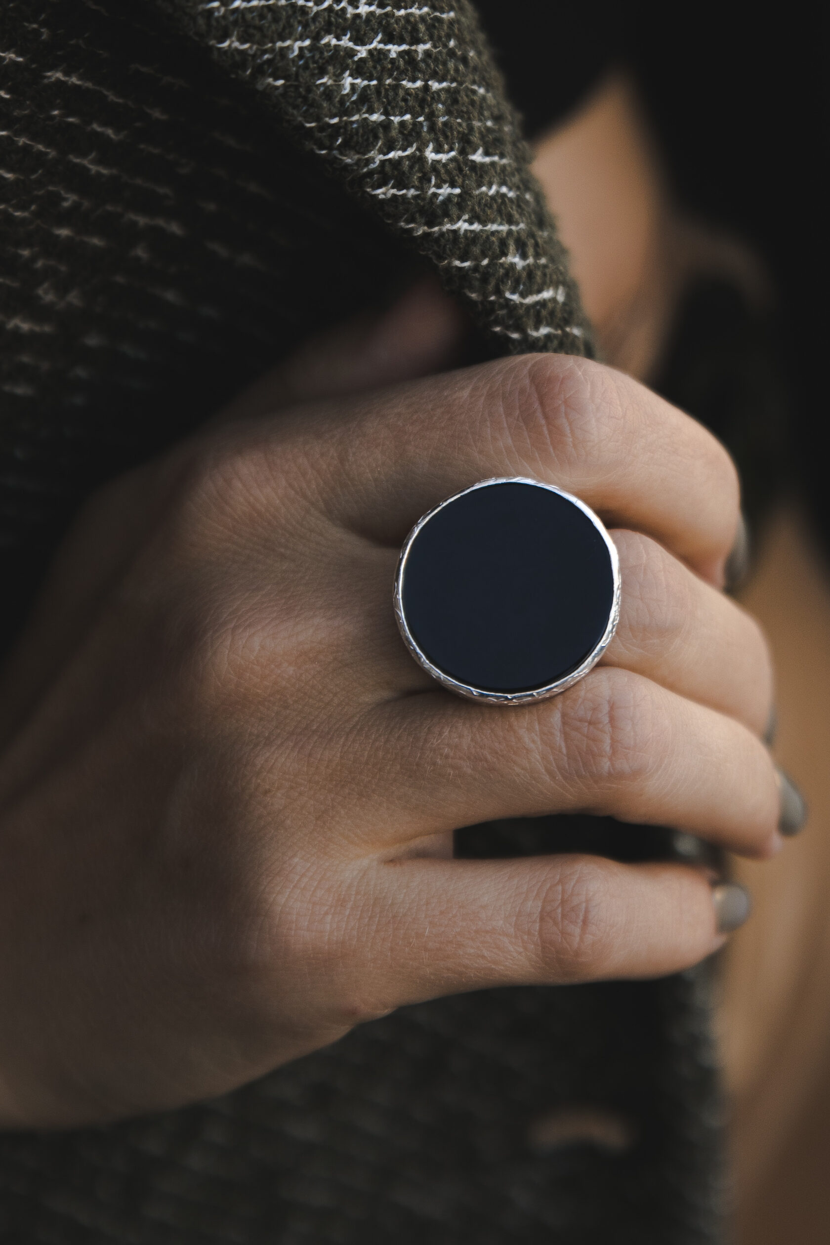Кольцо с плоским чёрным агатом