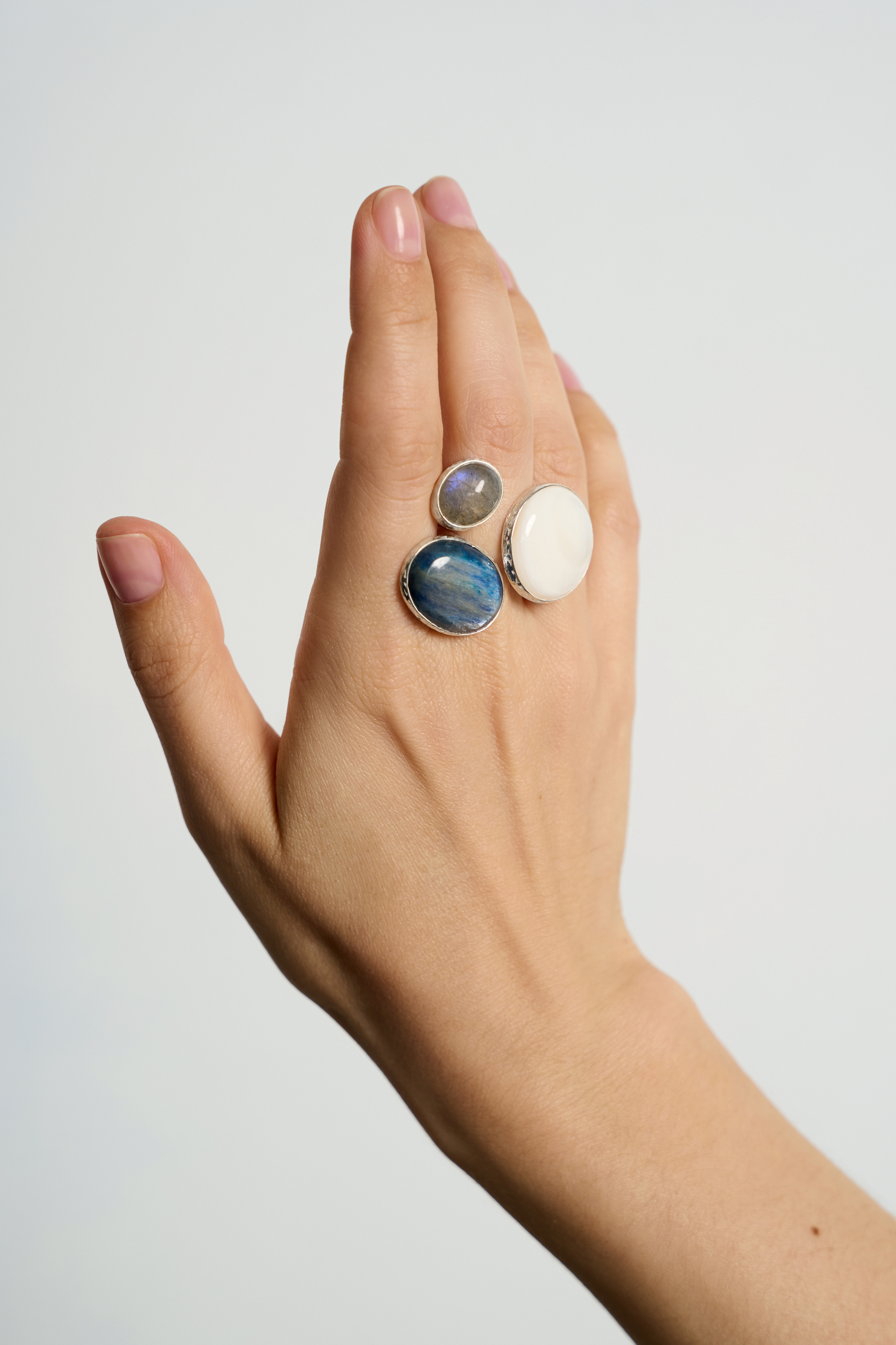 Кольцо с перламутром, кианитом и лабрадоритом