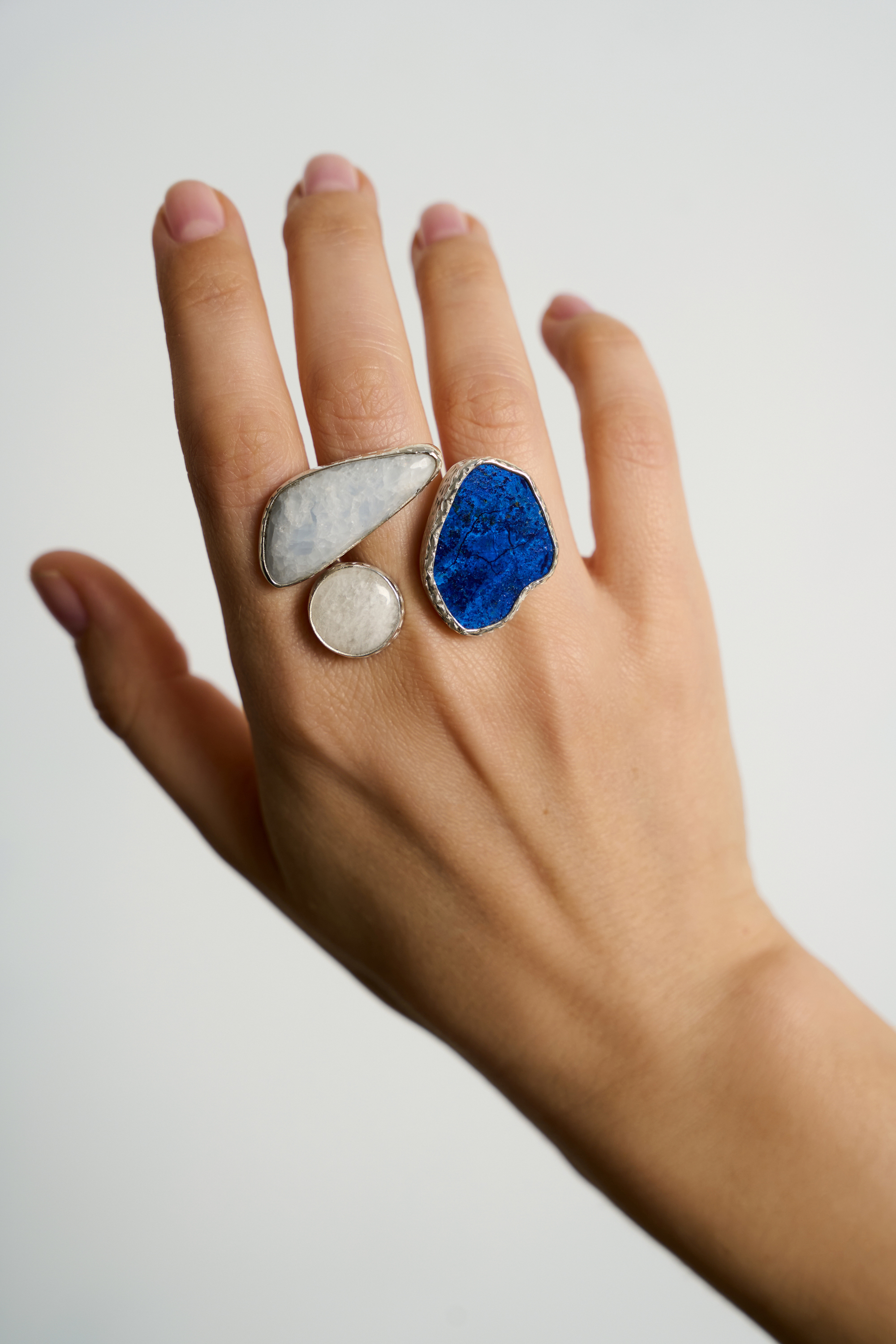 Кольцо с азуритом, кальцитом и беломоритом