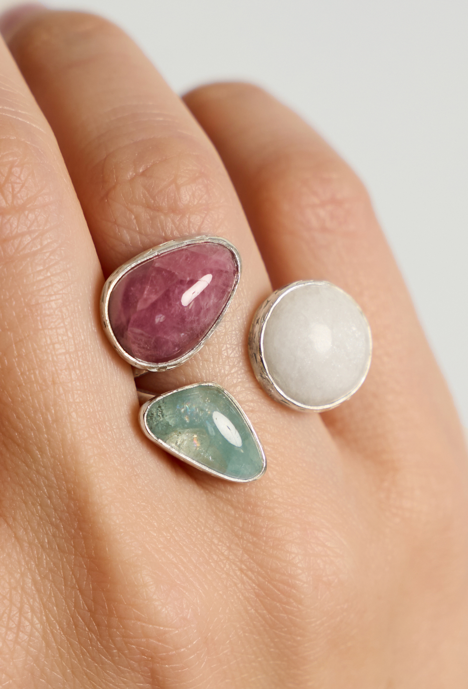 Кольцо с беломоритом, турмалином и аквамарином Кольцо с беломоритом, турмалином и аквамарином