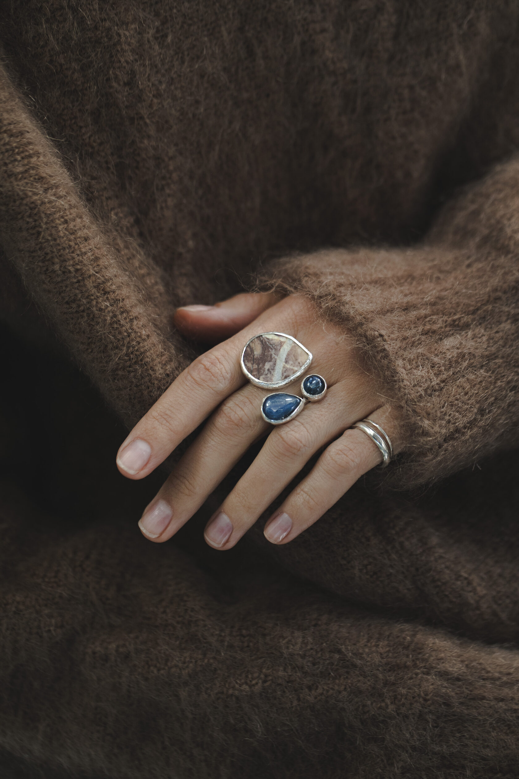 Кольцо с кианитом и яшмой