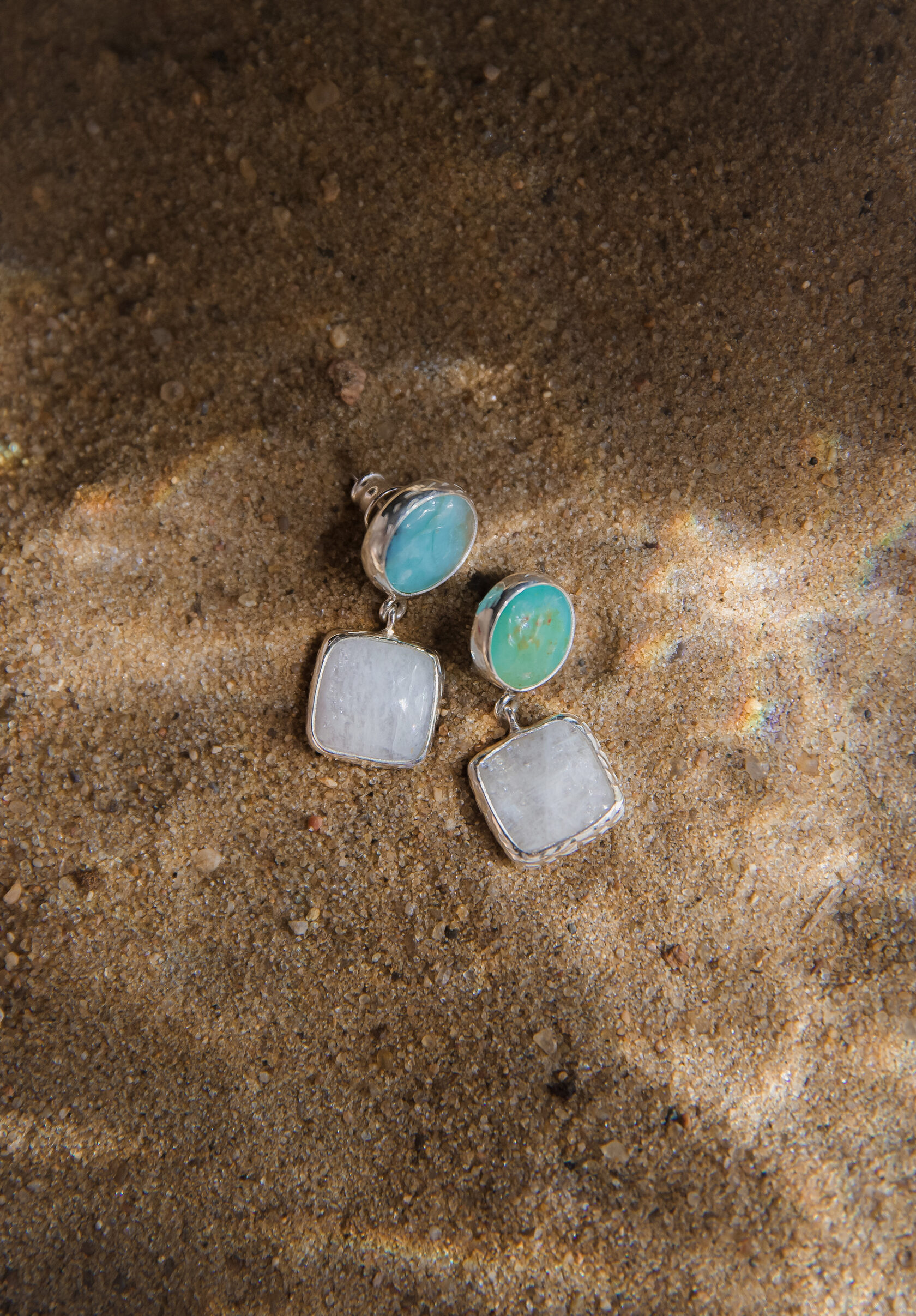 Серьги с перуанским опалом и беломоритом