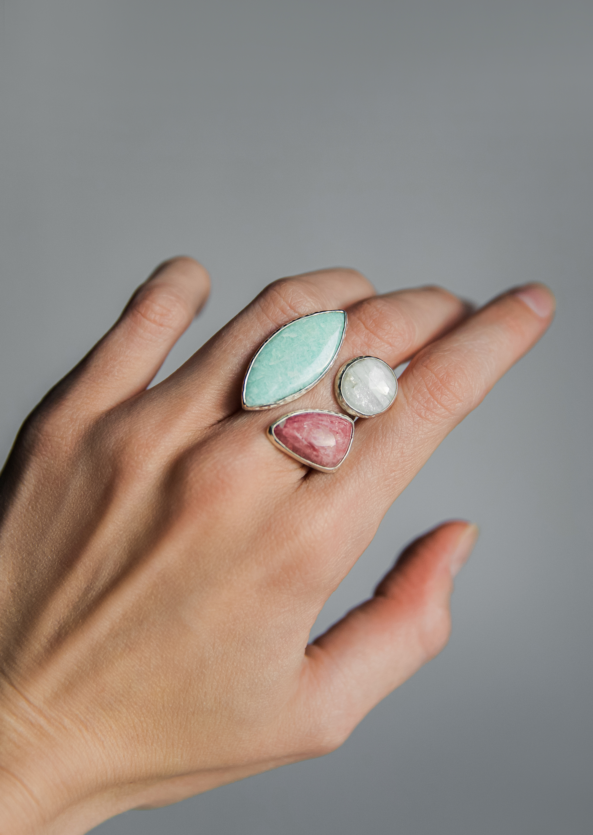 Кольцо с амазонитом, беломоритом и турмалином