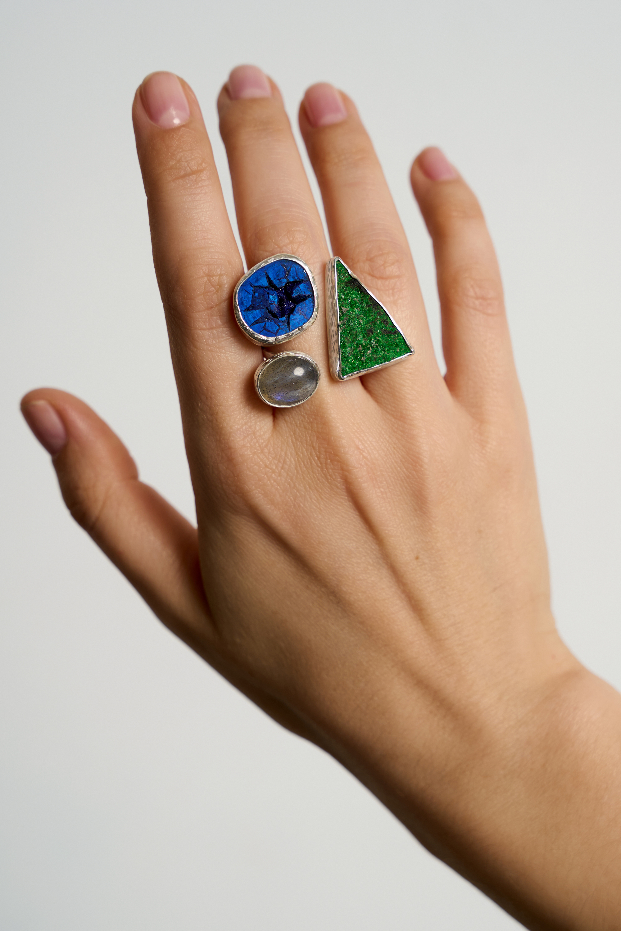 Кольцо с уваровитом, азуритом и лабрадоритом