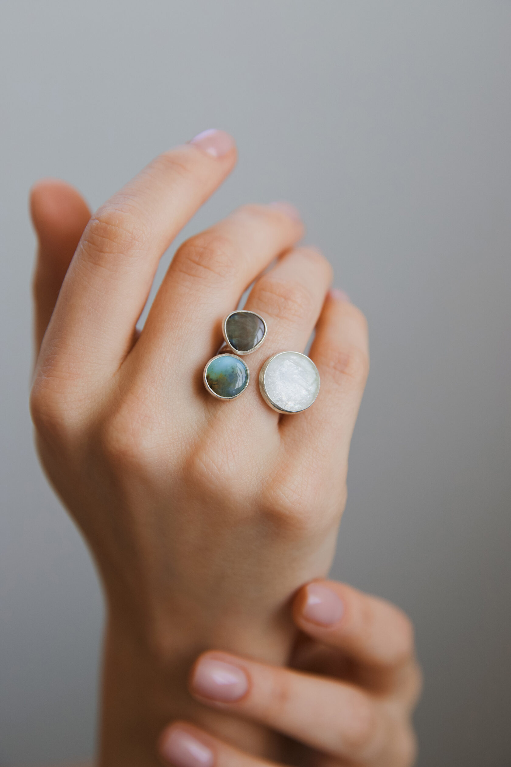 Кольцо с беломоритом, перламутром и перуанским опалом