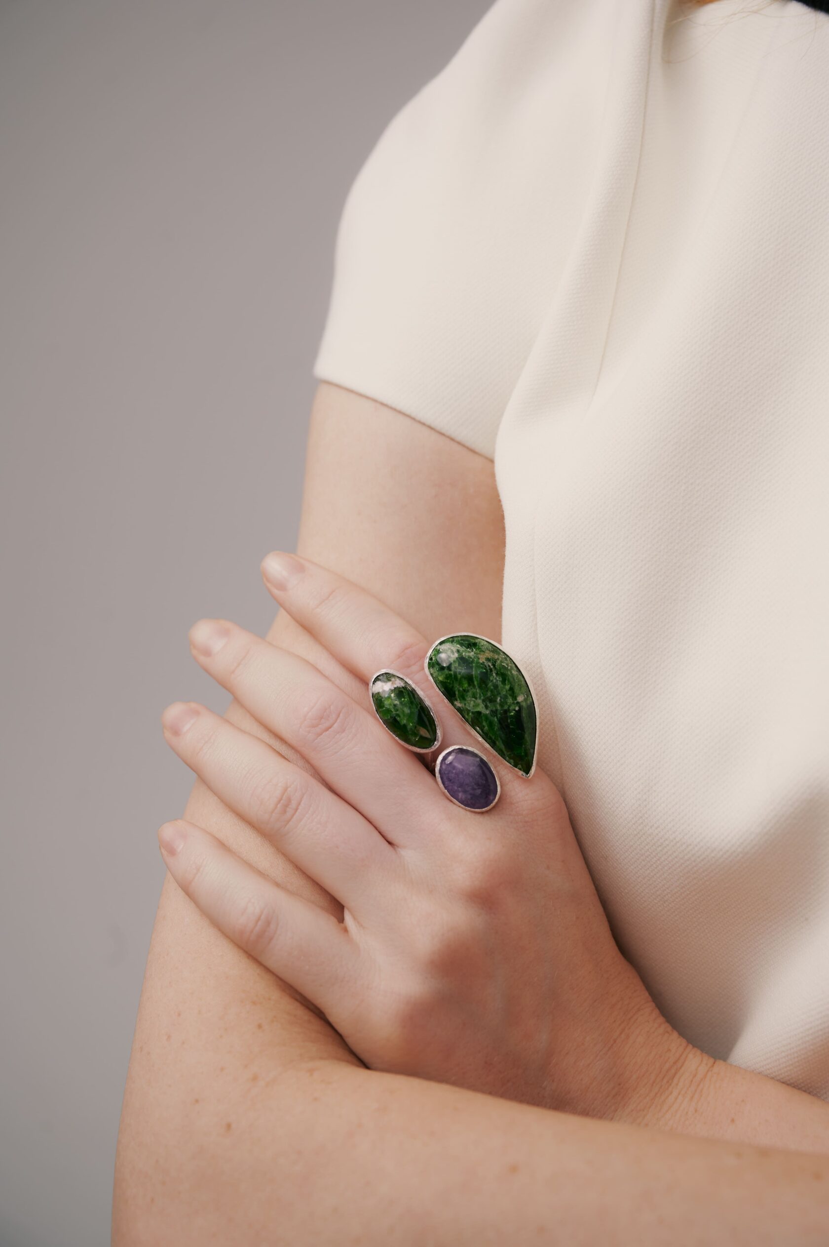 Кольцо с хромдиопсидом и аметистом