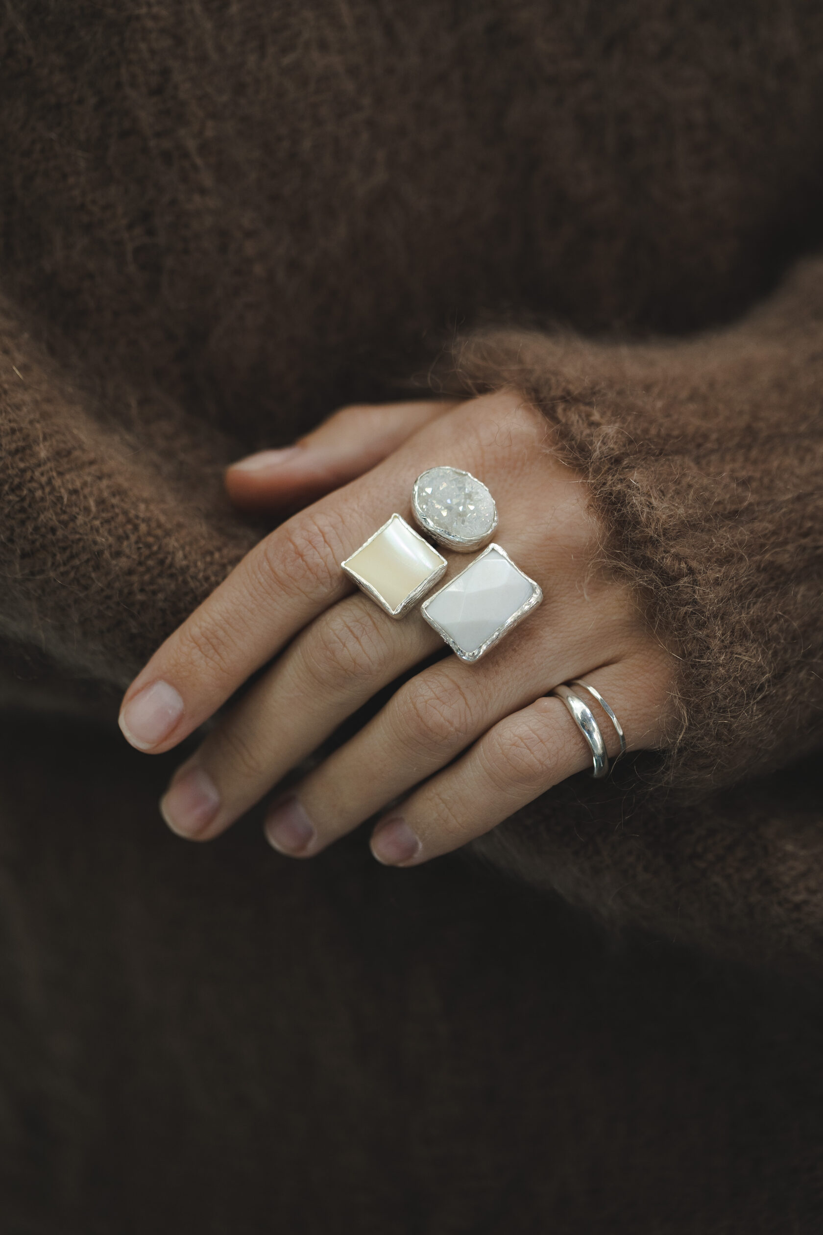 Кольцо с агатом, кварцем и перламутром