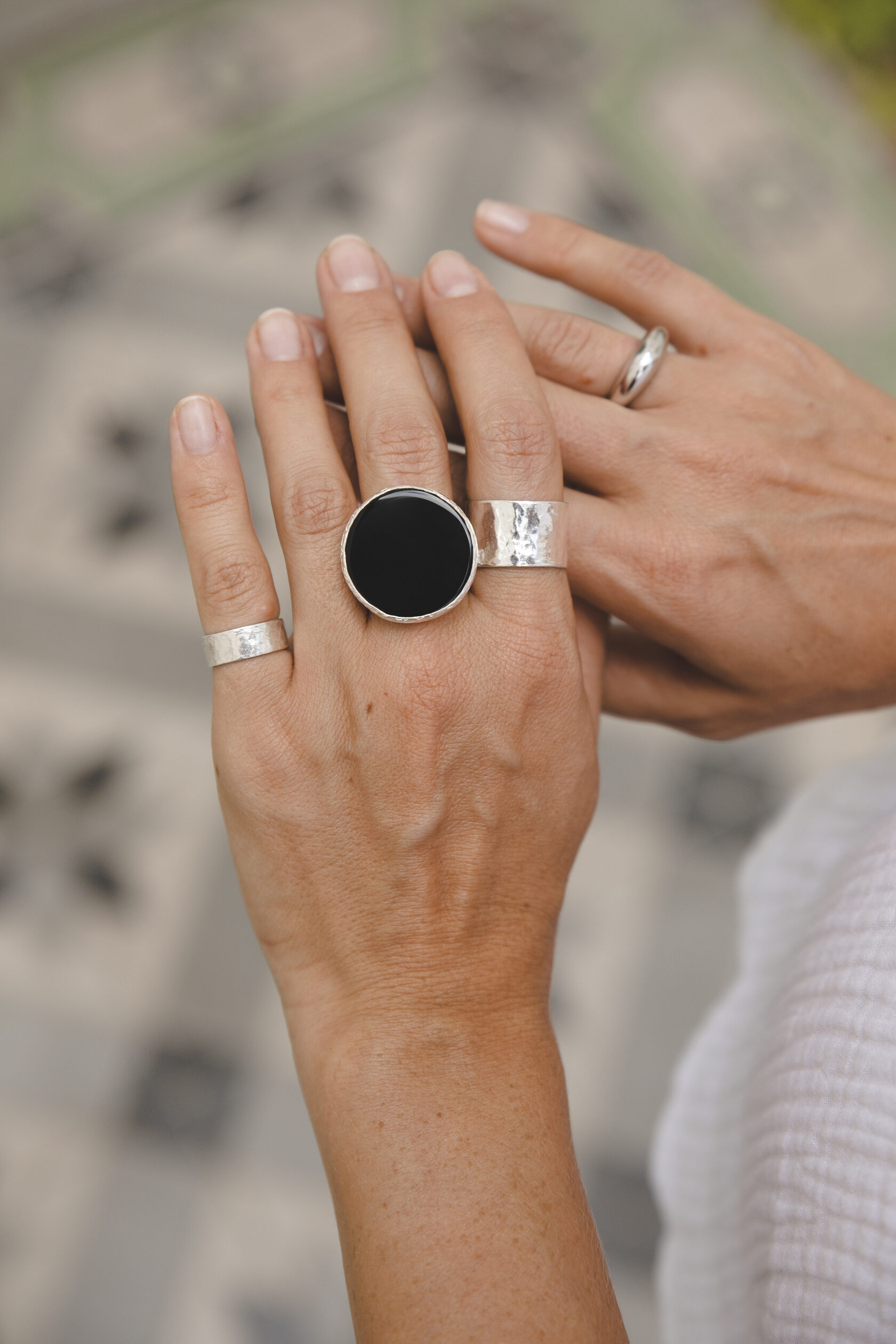 Кольцо с плоским чёрным агатом