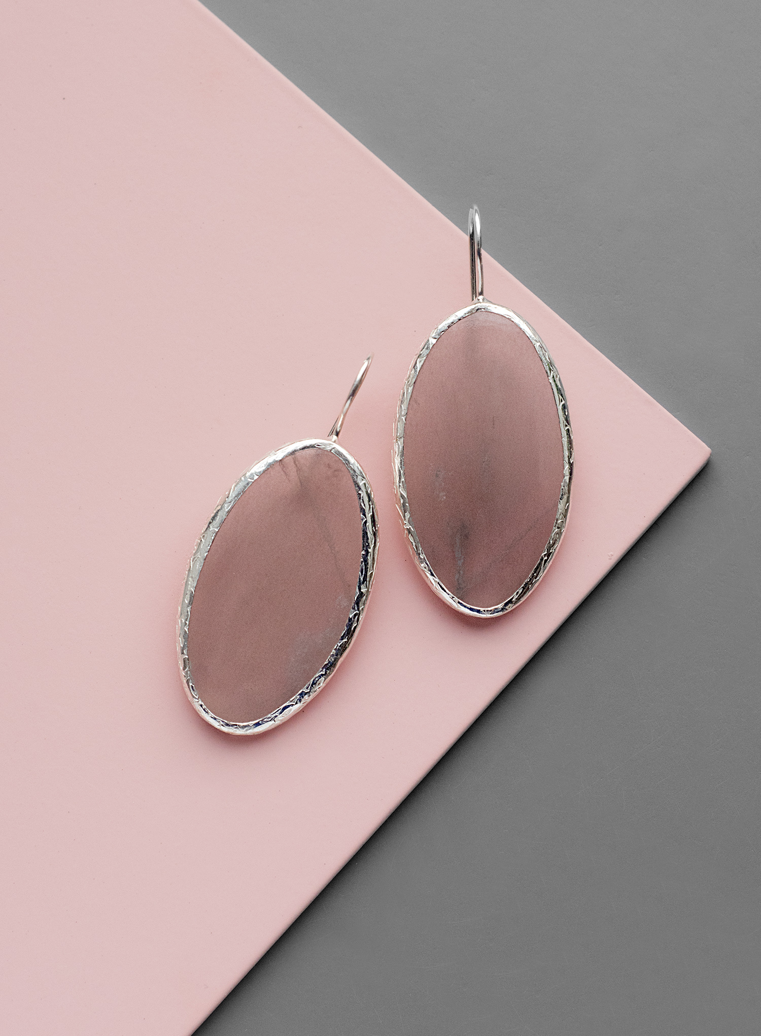 Серьги с овальным кварцем с актинолитом