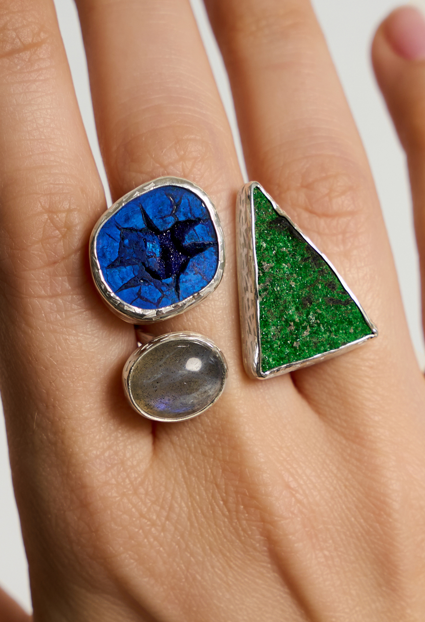 Кольцо с уваровитом, азуритом и лабрадоритом