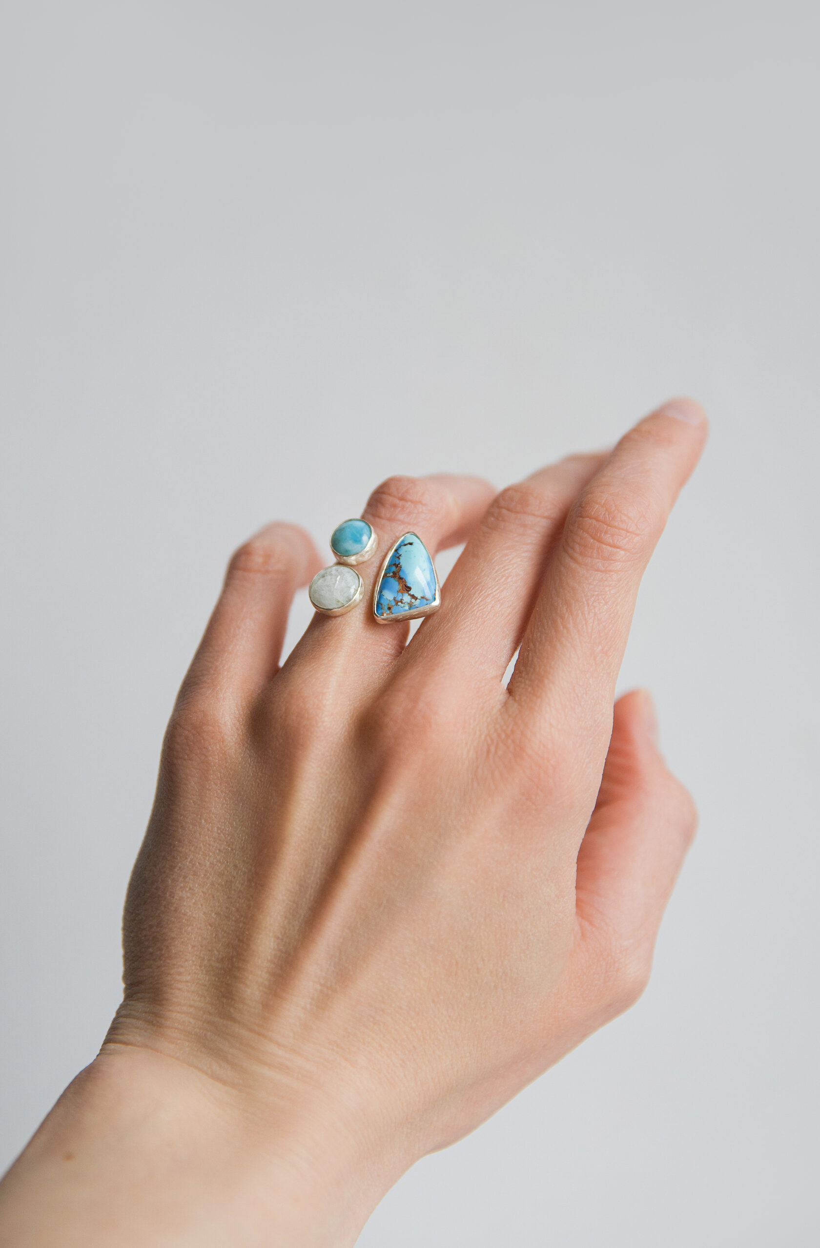 Кольцо с бирюзой, беломоритом и ларимаром