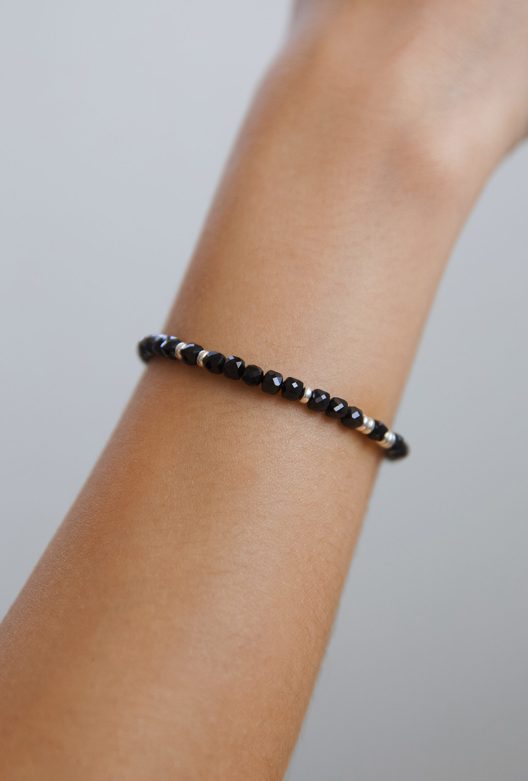 Браслет с бусинами шпинели