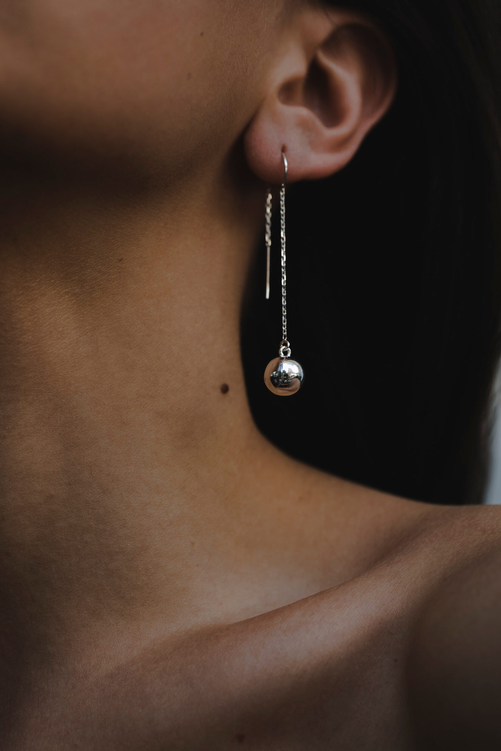 Серьги-цепочки с серебряной бусиной