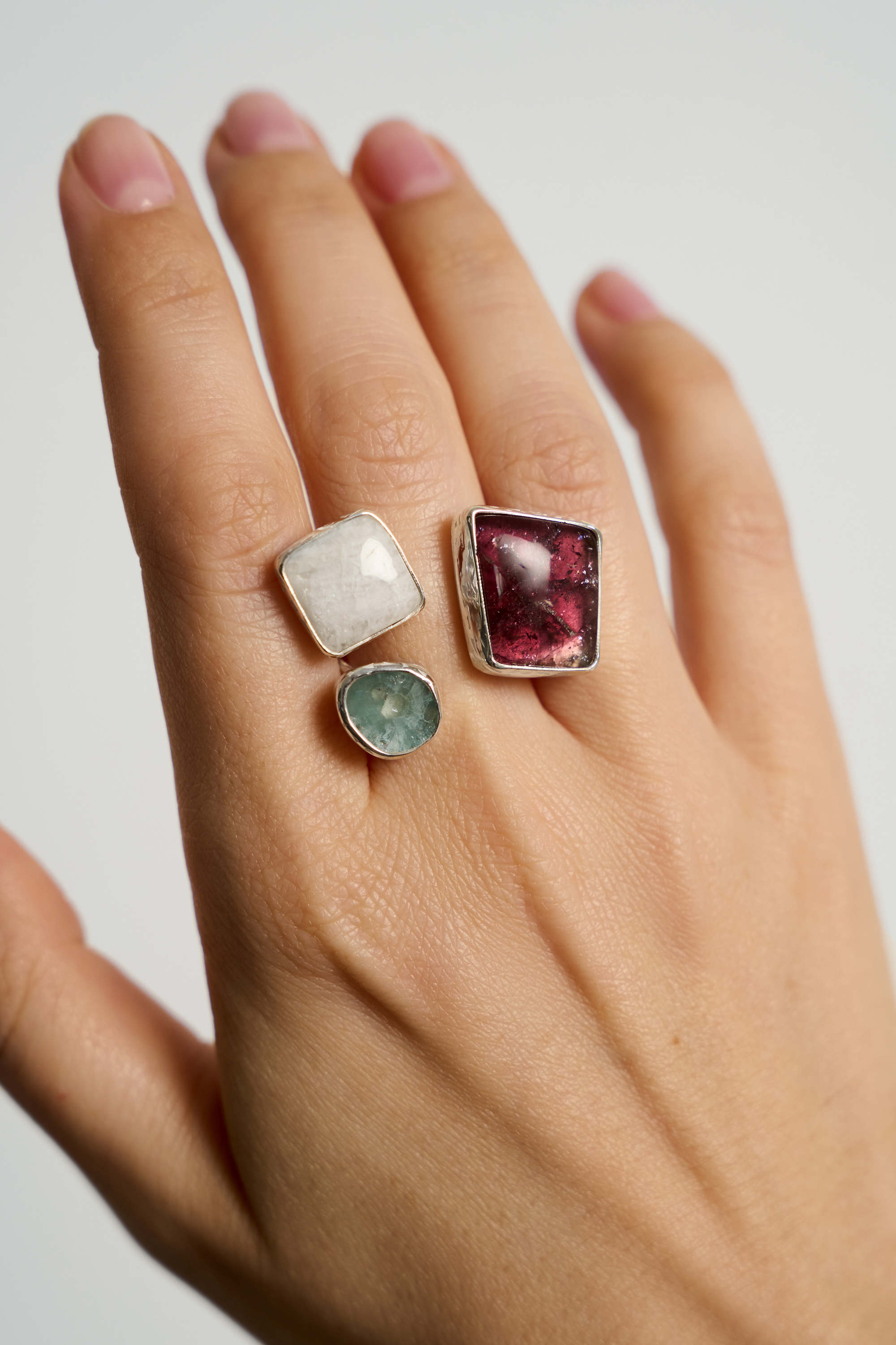 Кольцо с турмалином, беломоритом и аквамарином