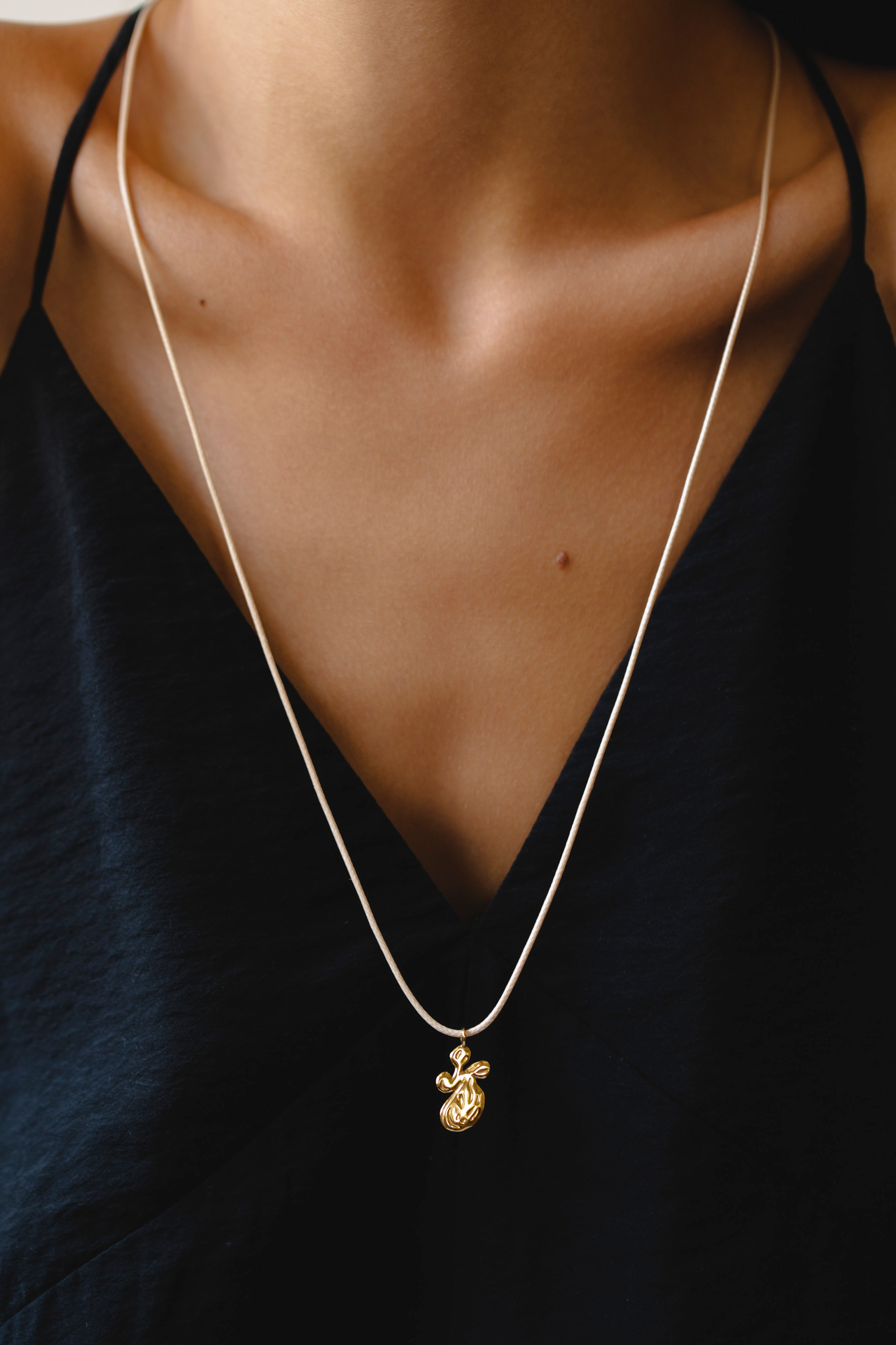 Подвеска Love на шнуре