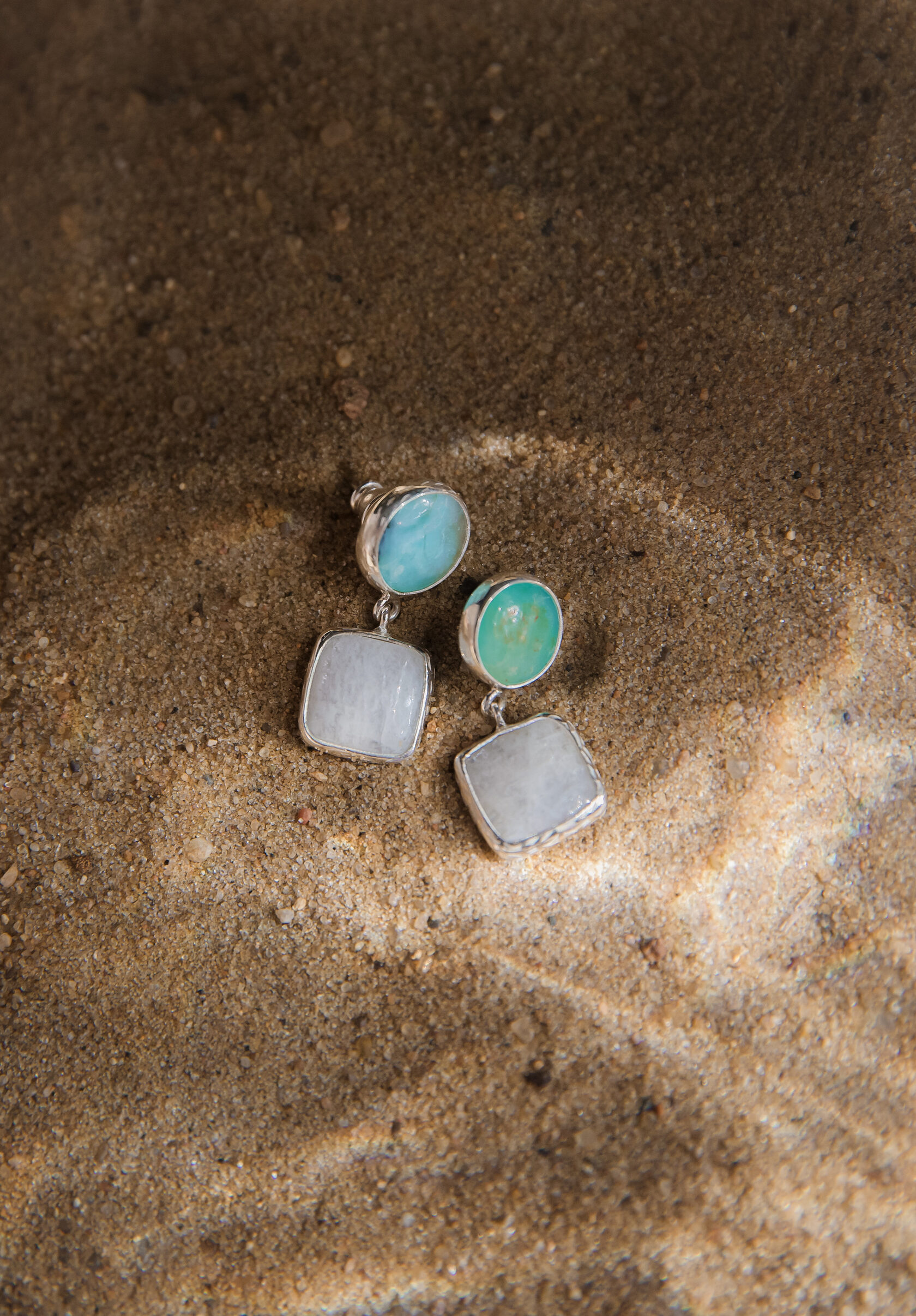 Серьги с перуанским опалом и беломоритом