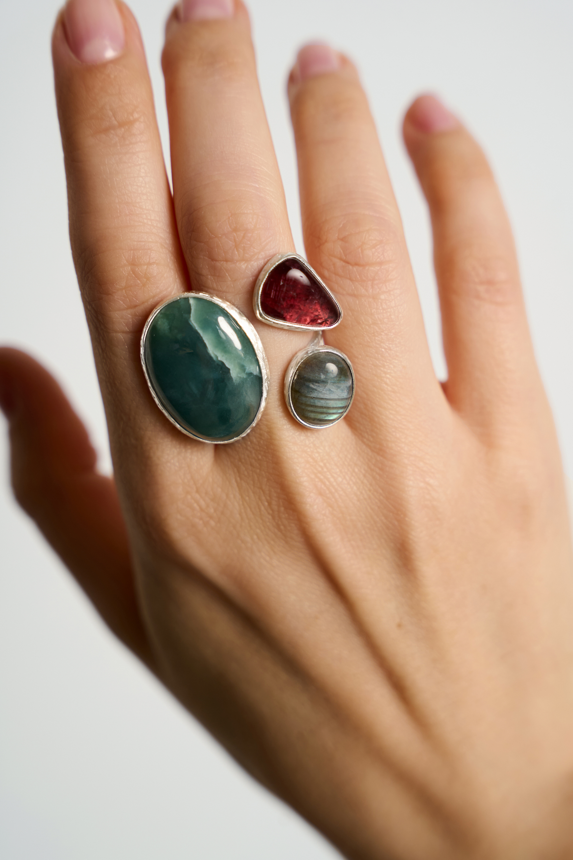 Кольцо с офитом, лабрадоритом и турмалином