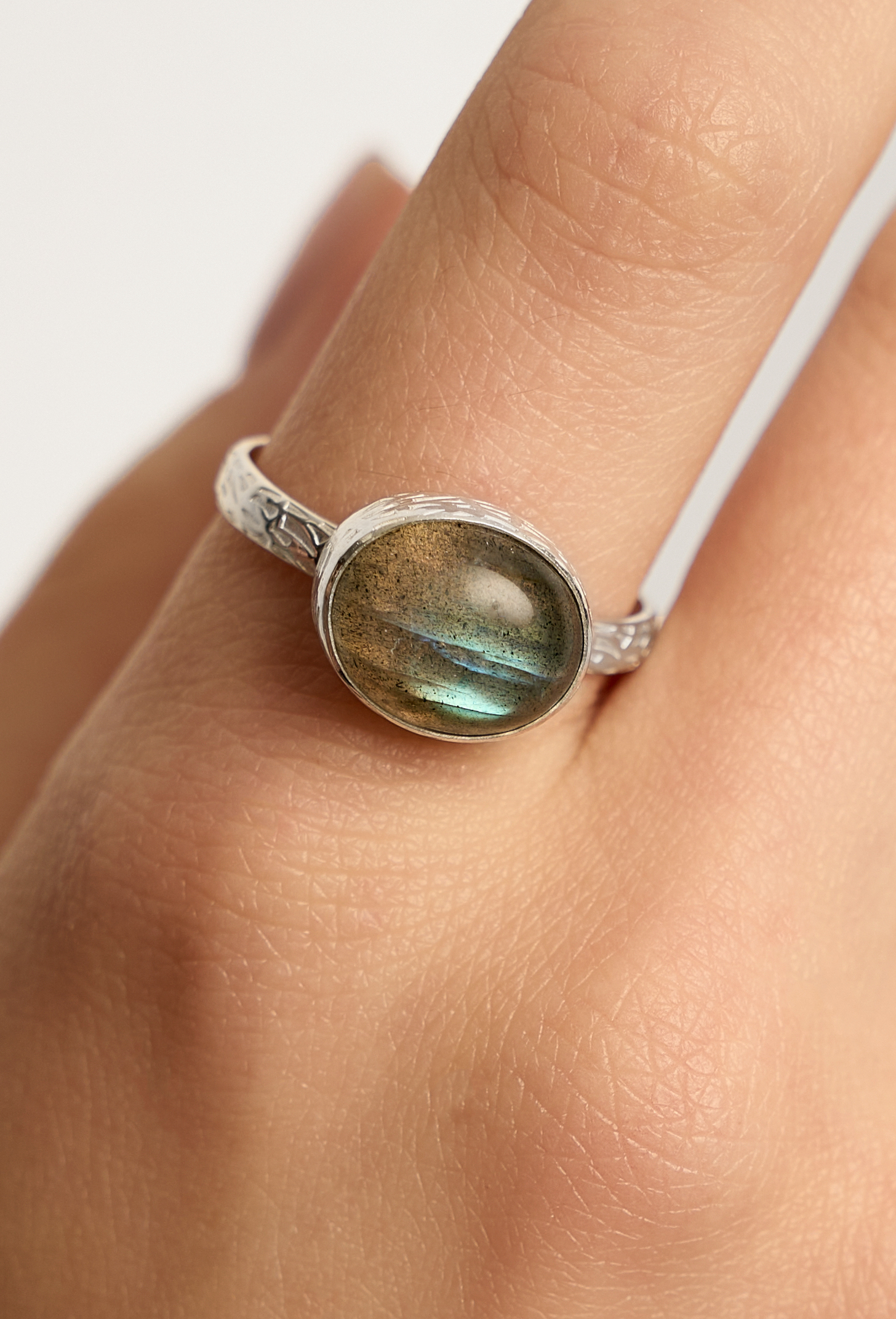 Кольцо с лабрадоритом