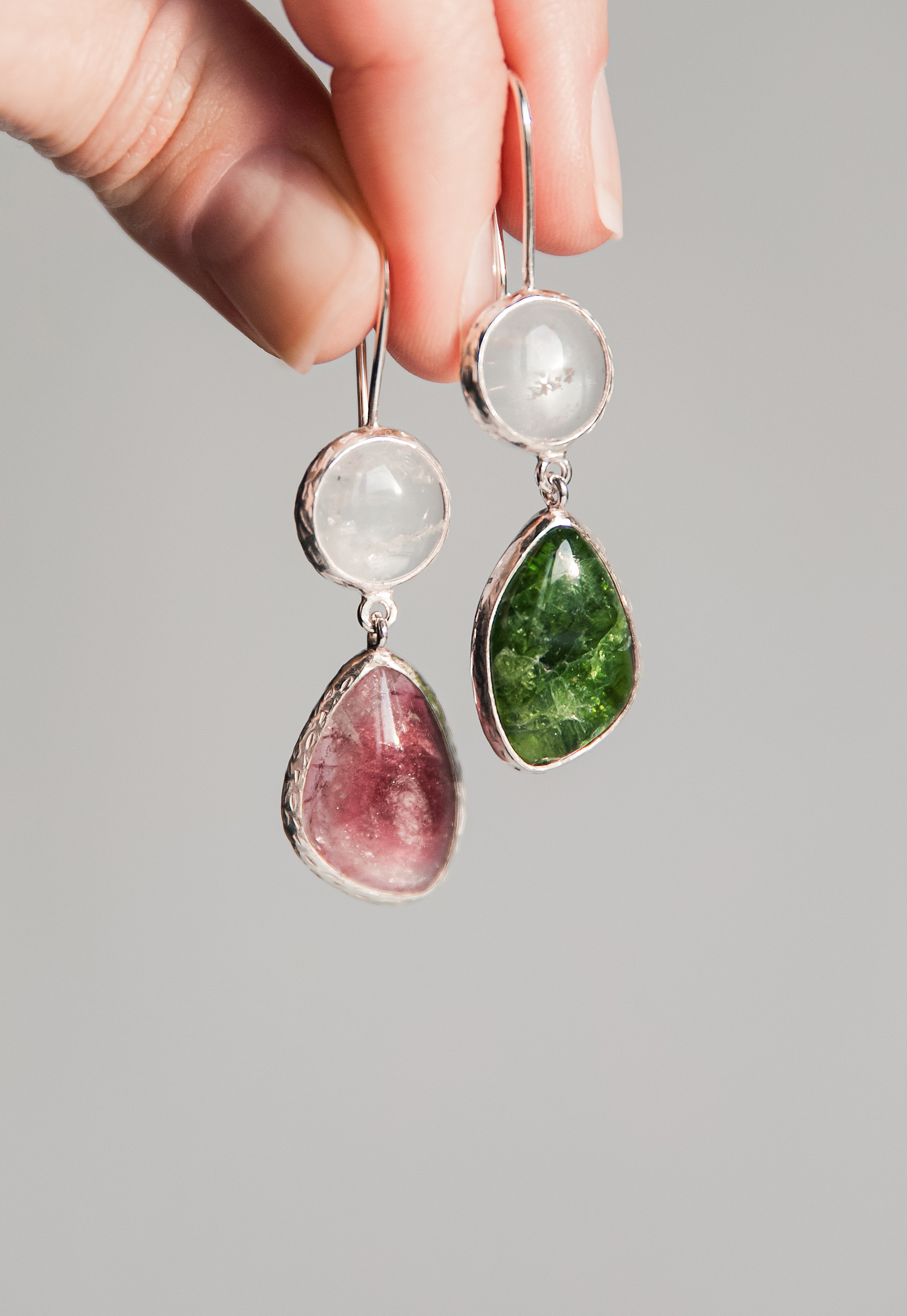 Серьги с горным хрусталем, хромдиопсидом и турмалином