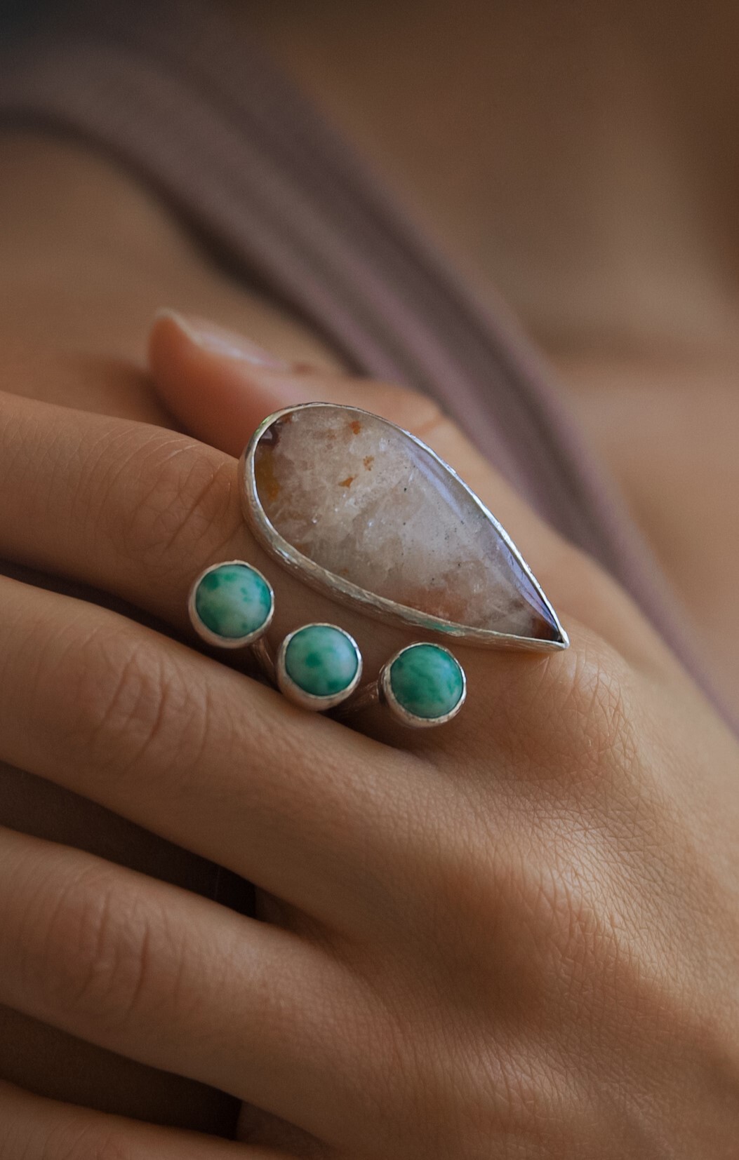 Кольцо с кварца и яшмами