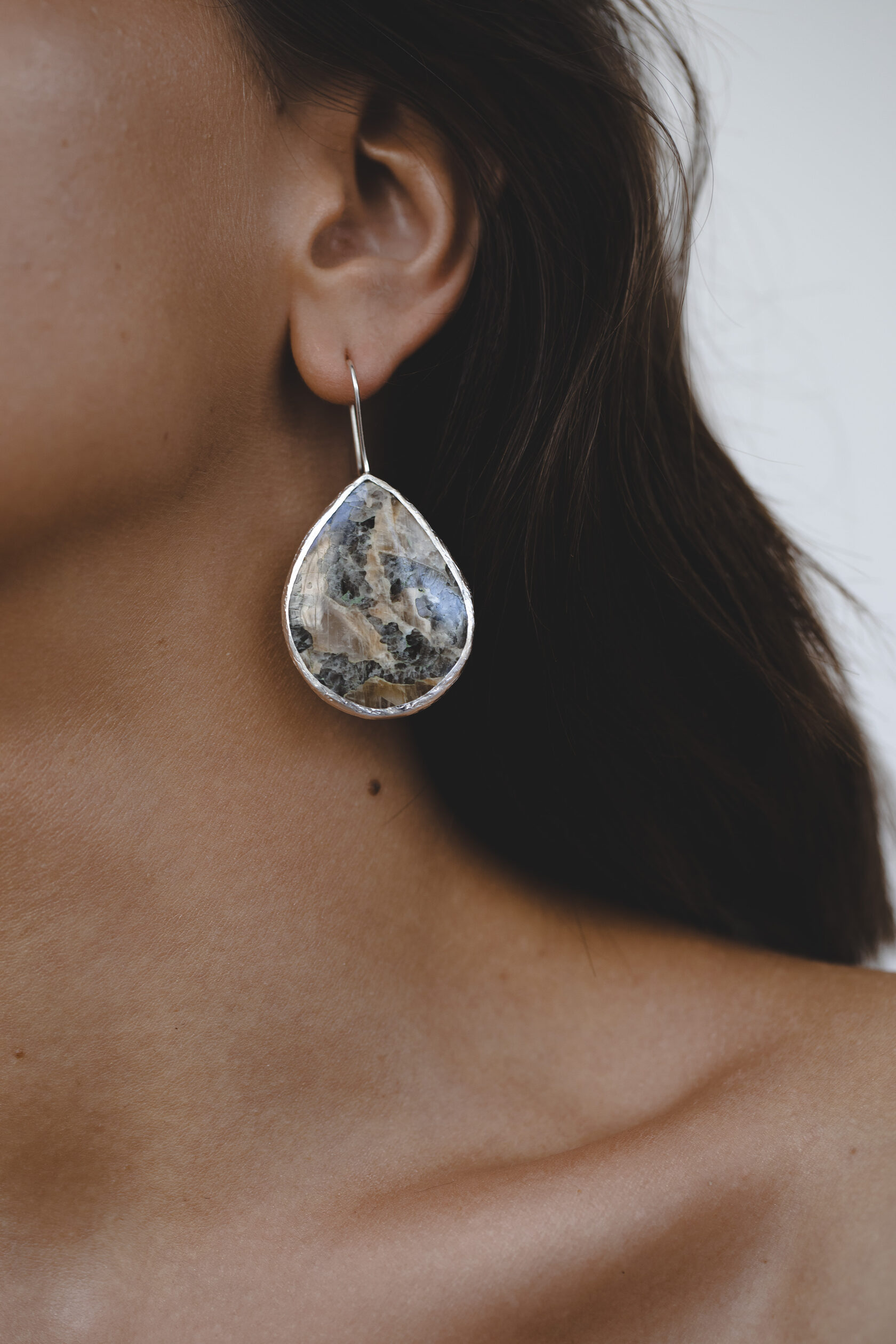 Серьги с лунным пегматитом