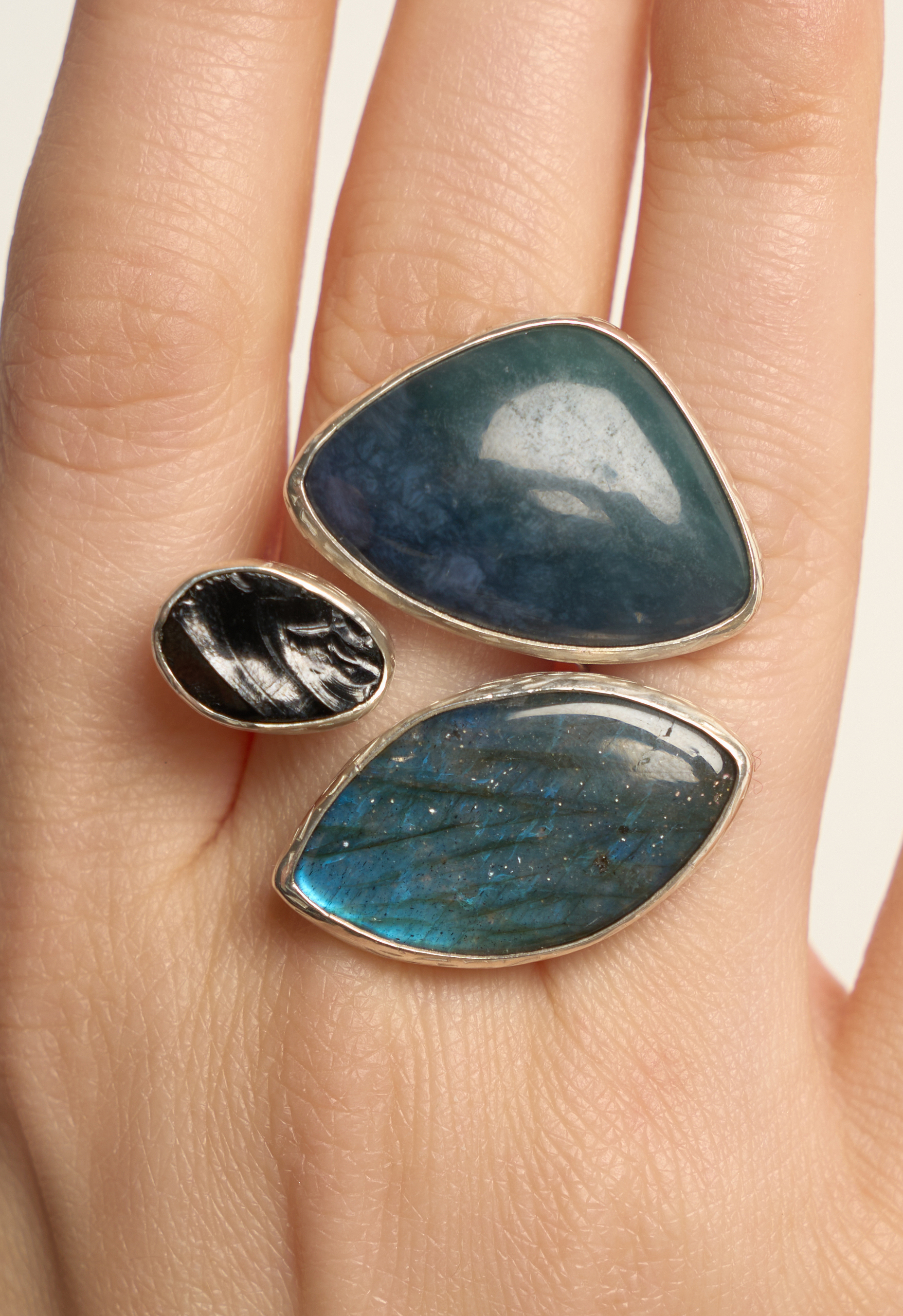 Кольцо со шпинелью, морским офитом и спектролитом