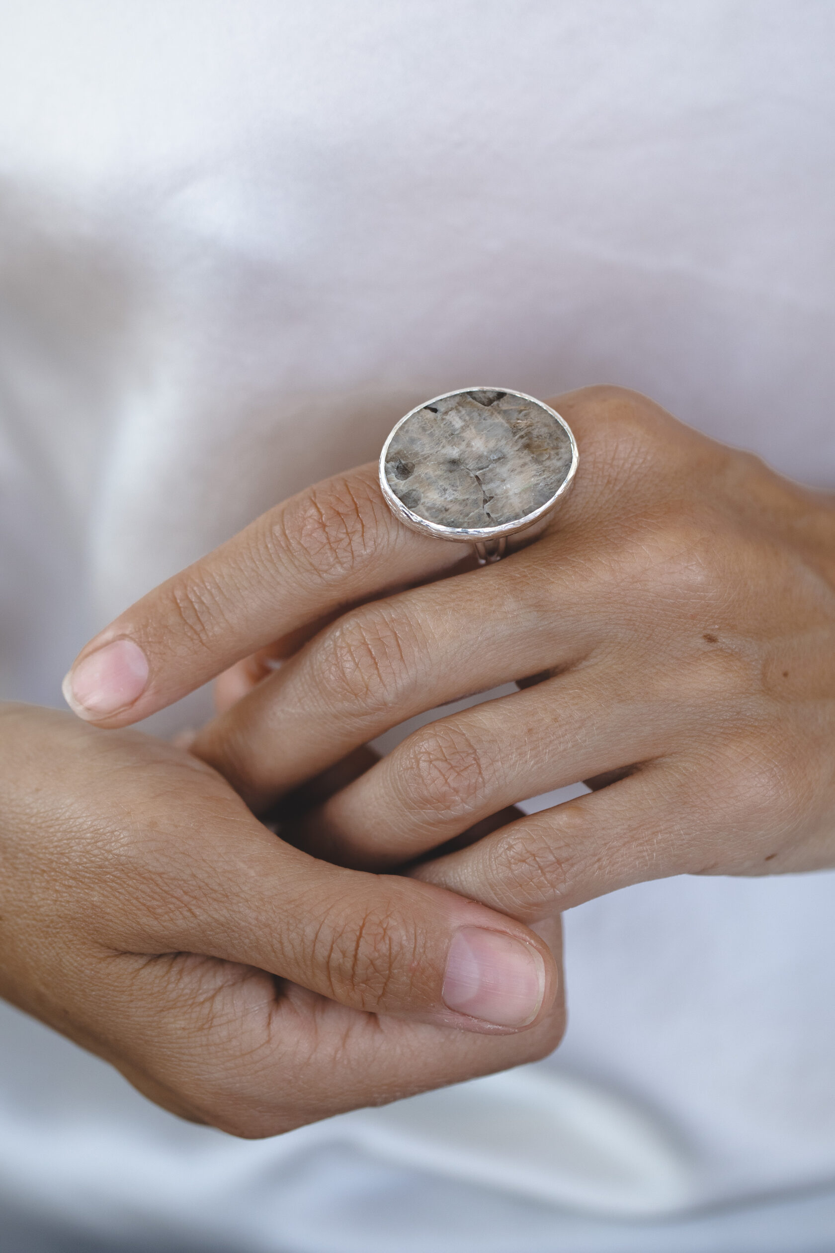 Кольцо с лунным пегматитом