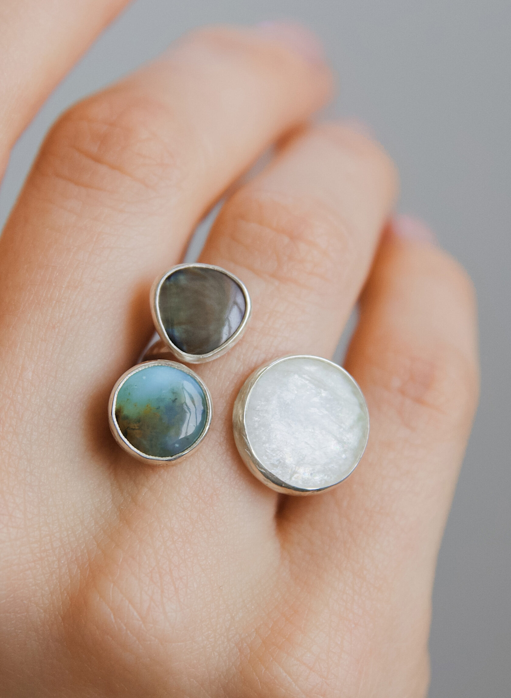 Кольцо с беломоритом, перламутром и перуанским опалом