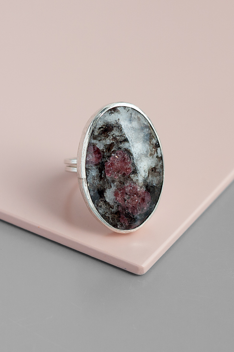 Кольцо с овальным эвдиалитом