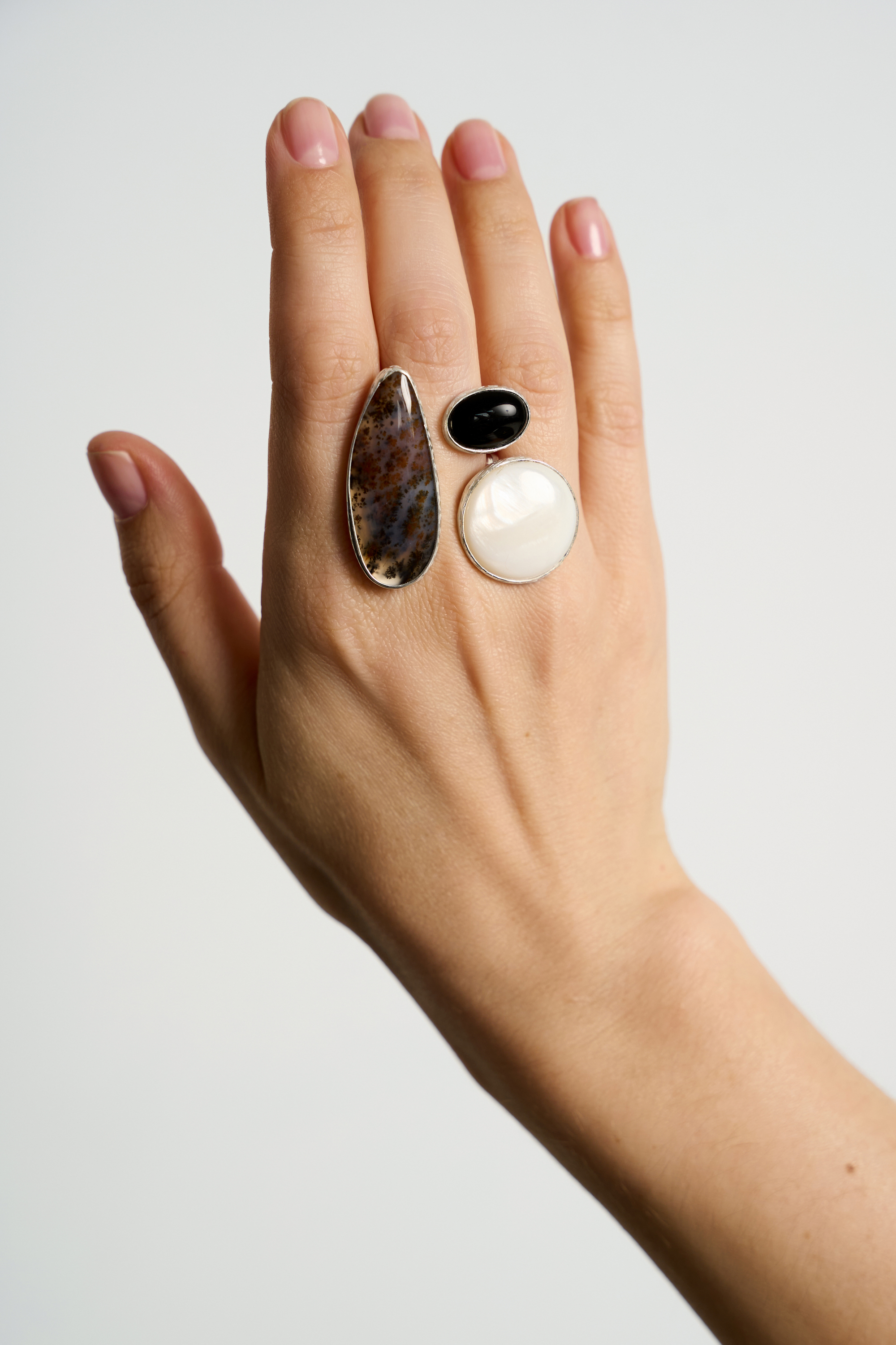 Кольцо с моховым агатом, беломоритом и черным агатом