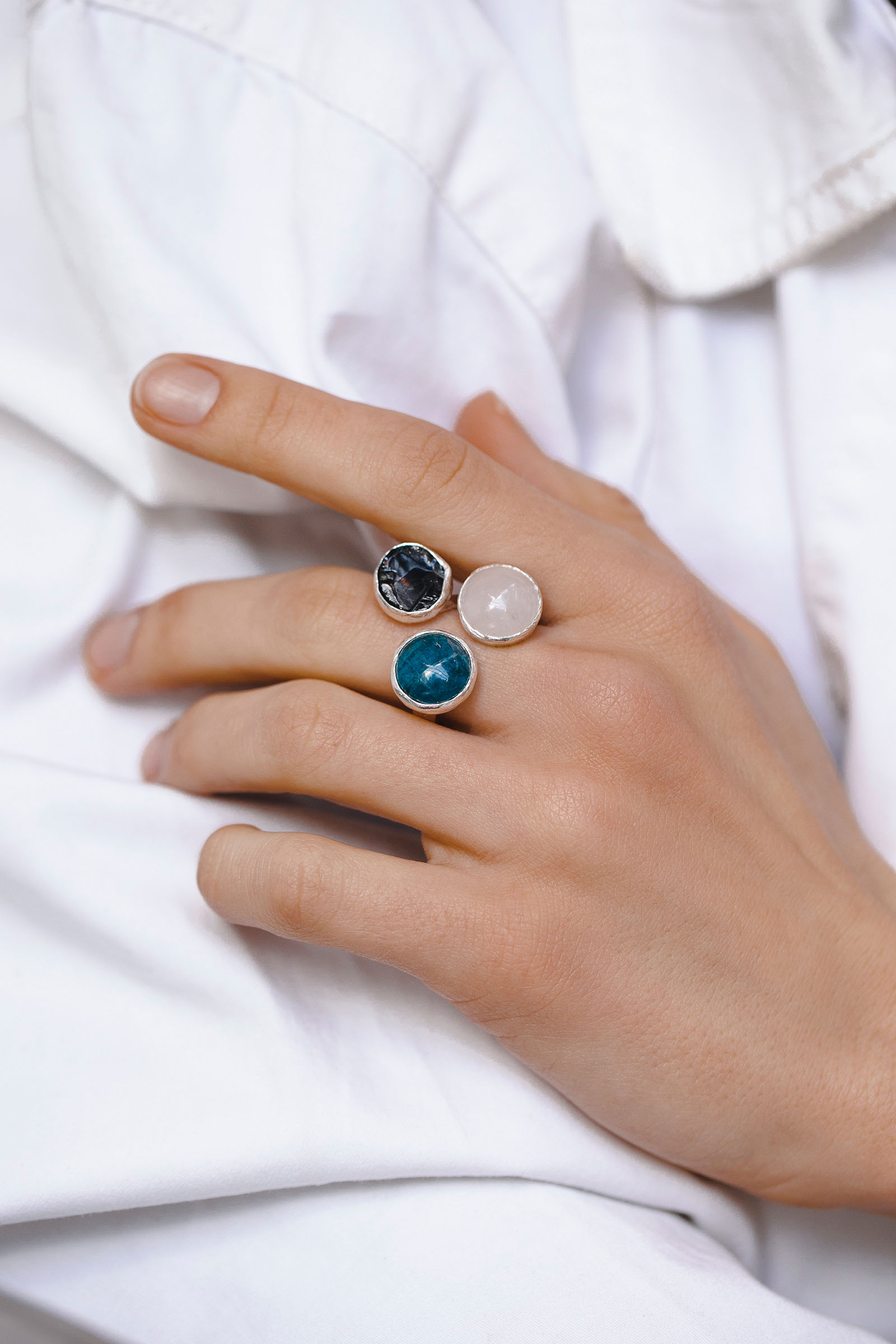 Кольцо с розовым кварцем, апатитом и шпинелью