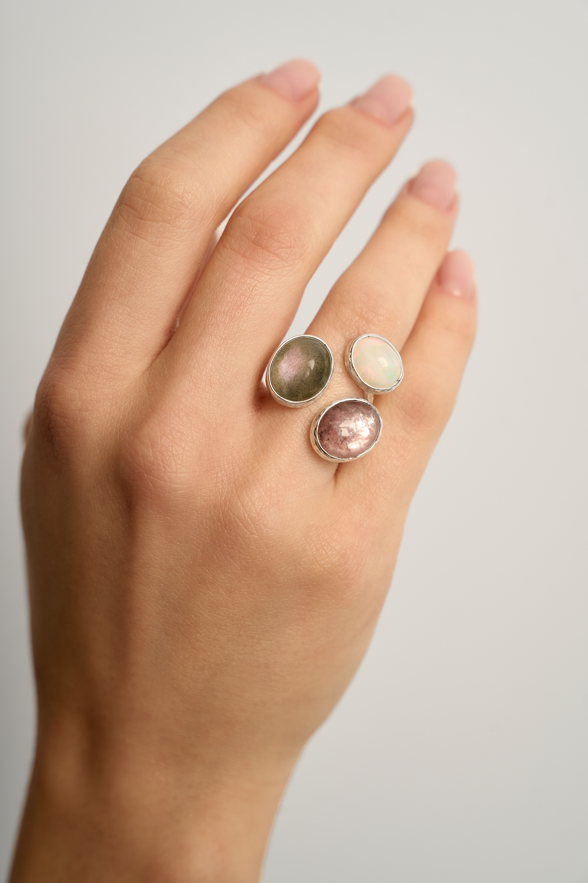 Кольцо с лабрадоритом, лепидолитом и эфиопским опалом
