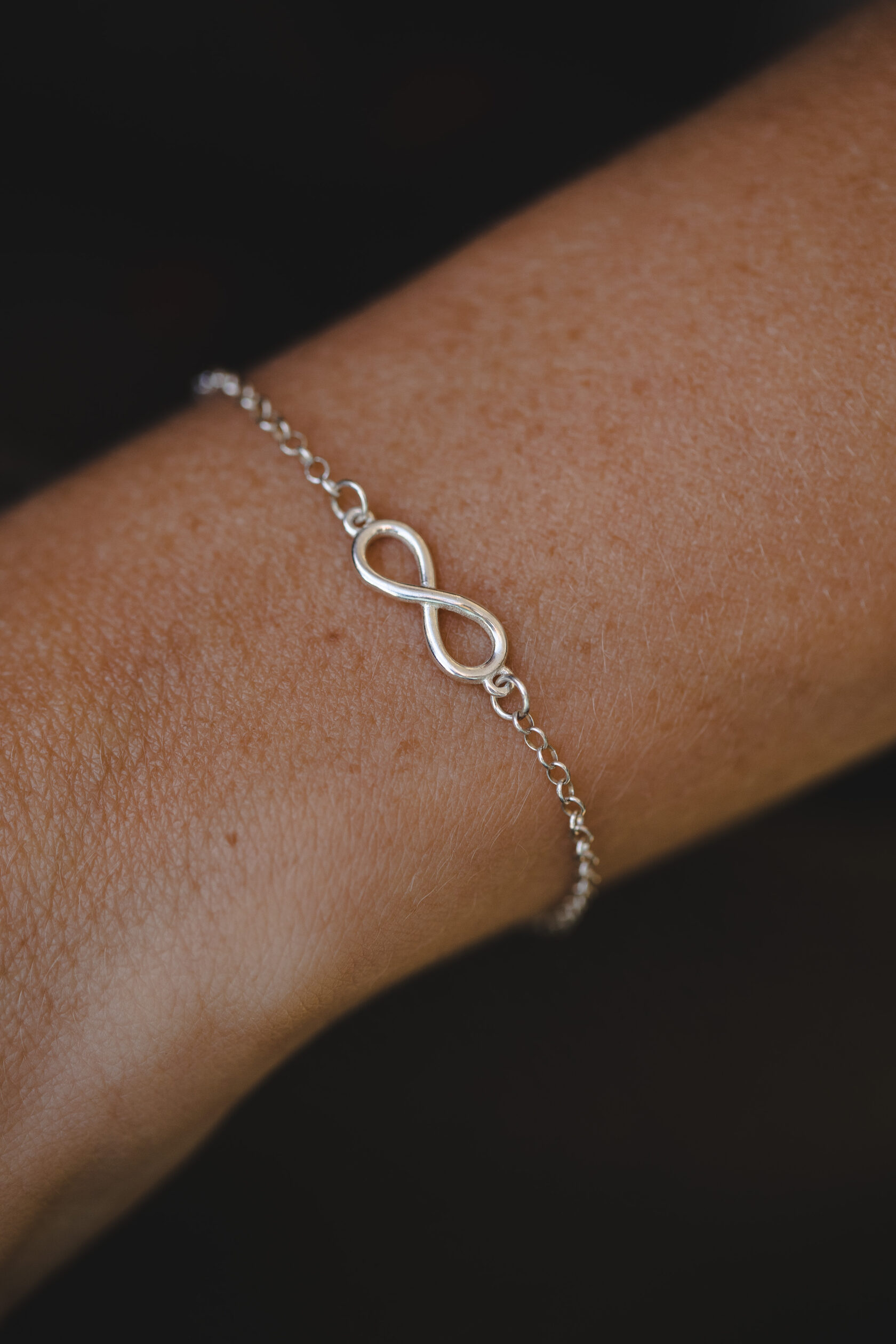 Браслет с маленькой бесконечностью