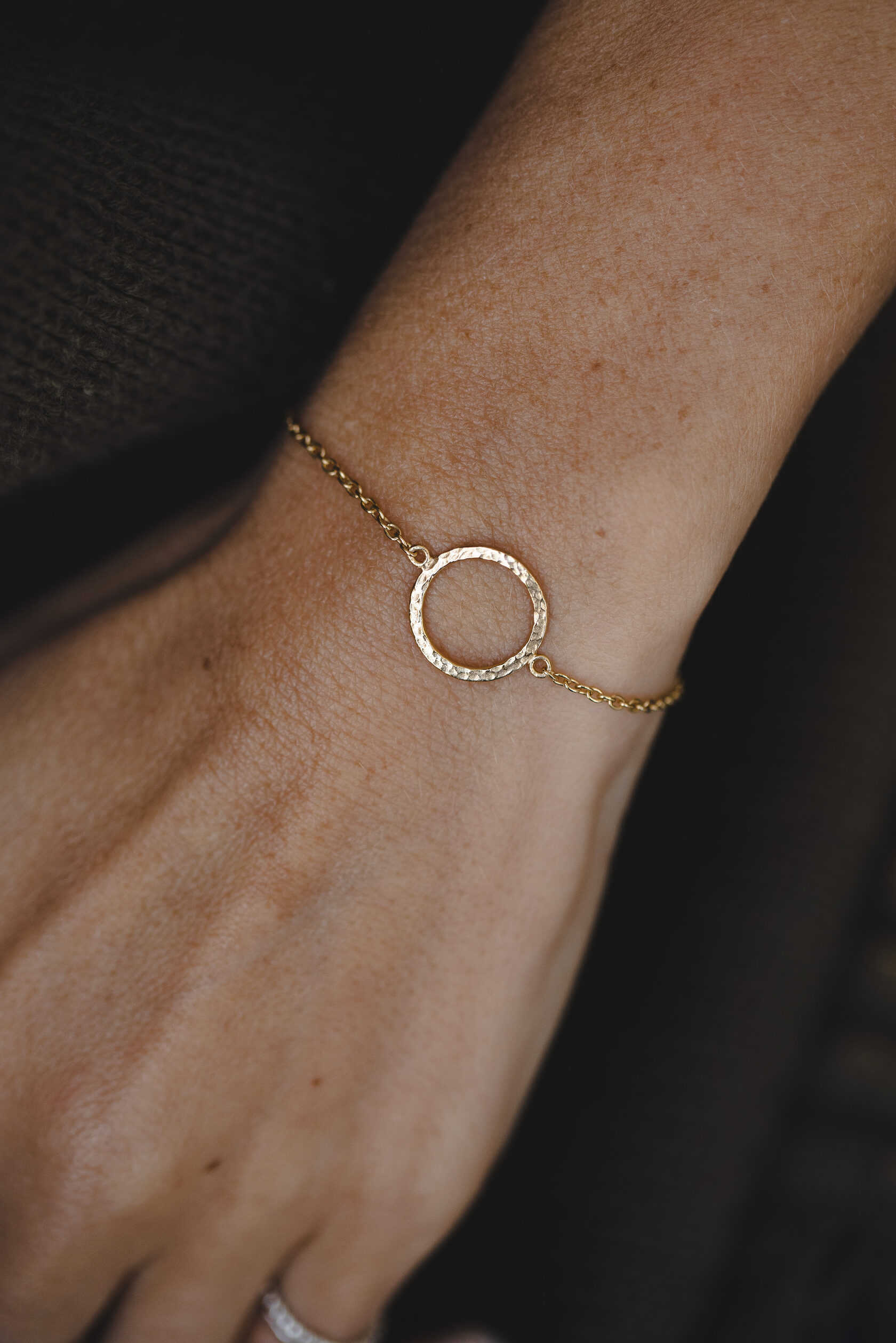 Браслет с мятым кругом