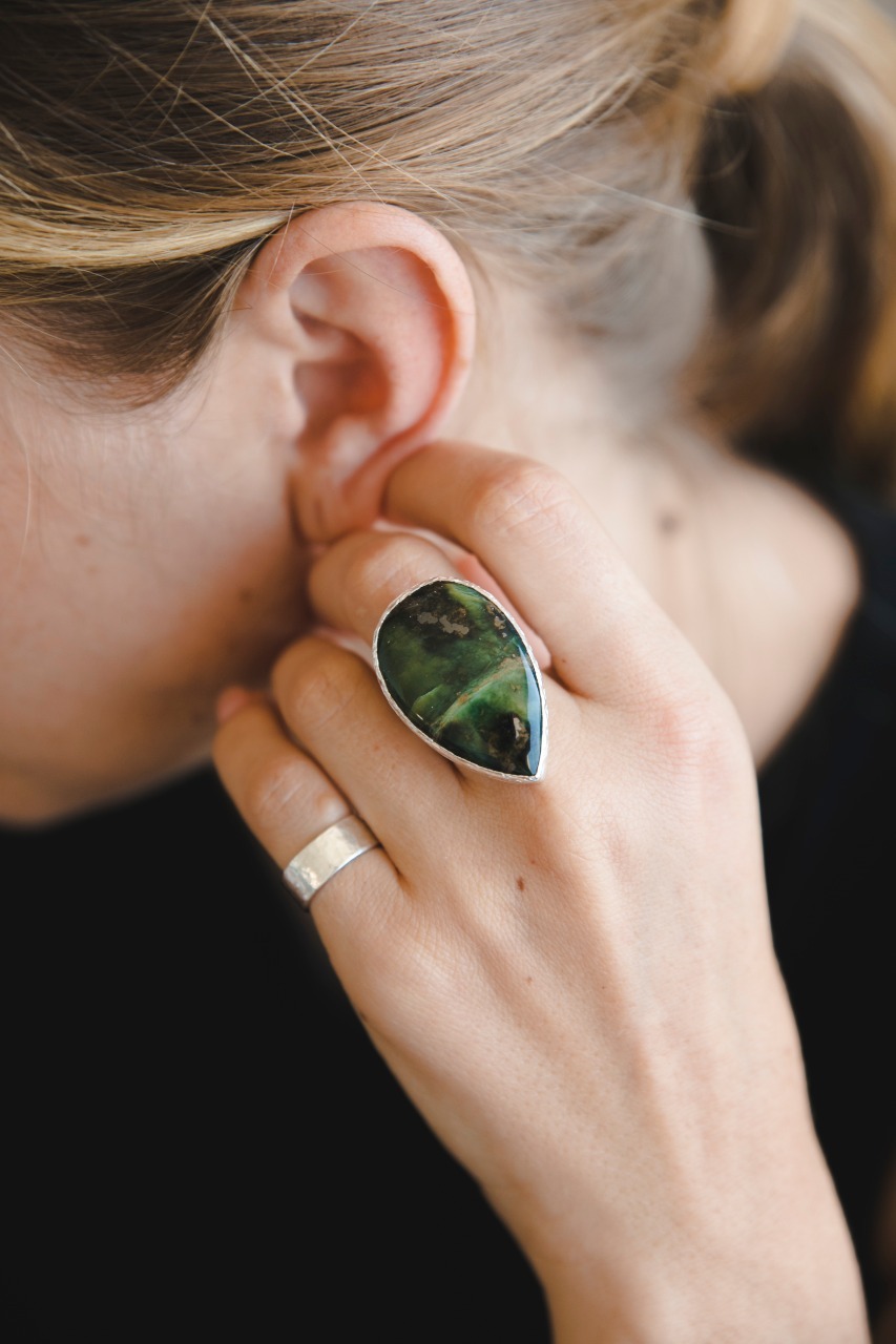 Кольцо с каплей офита