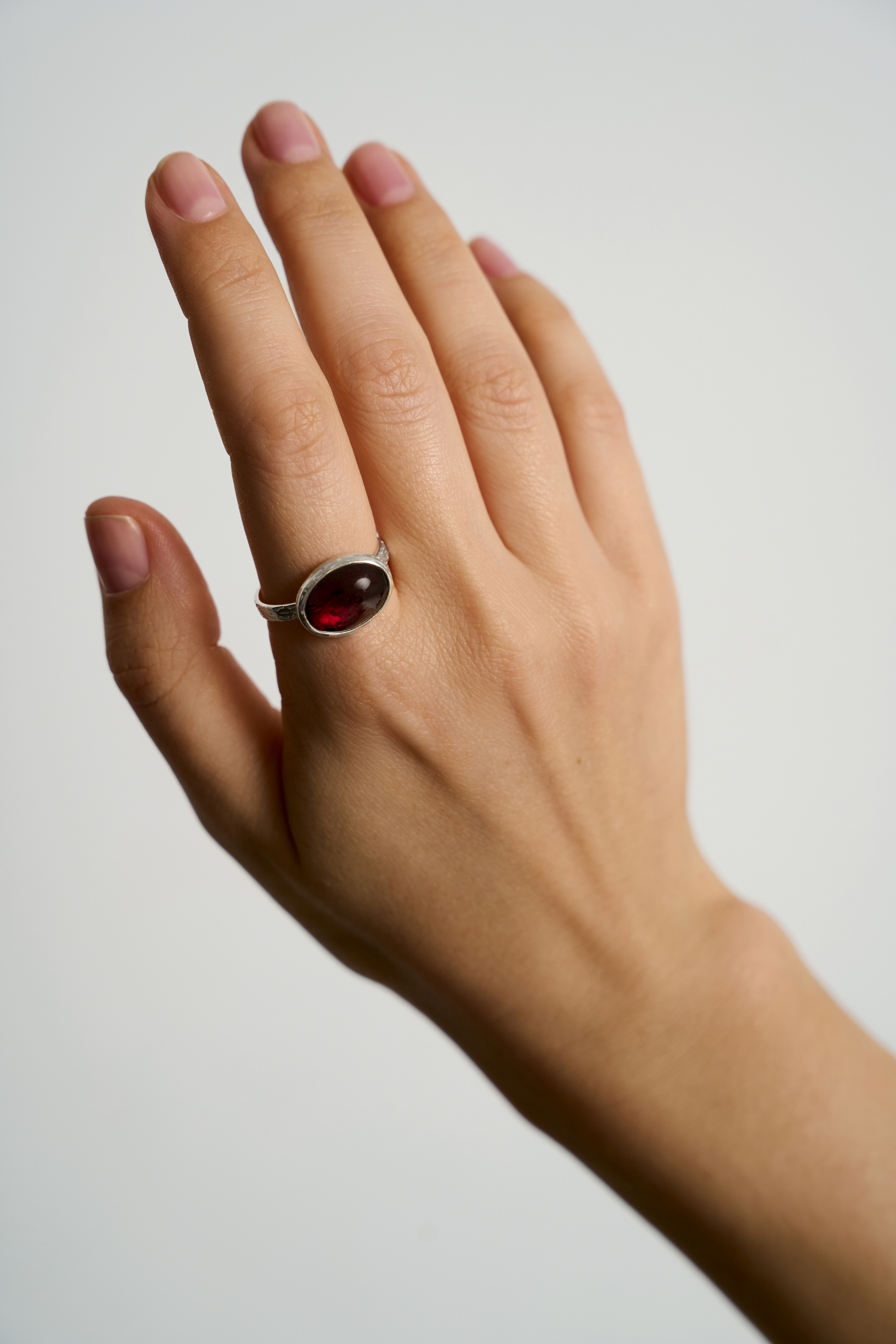 Кольцо с гранатом