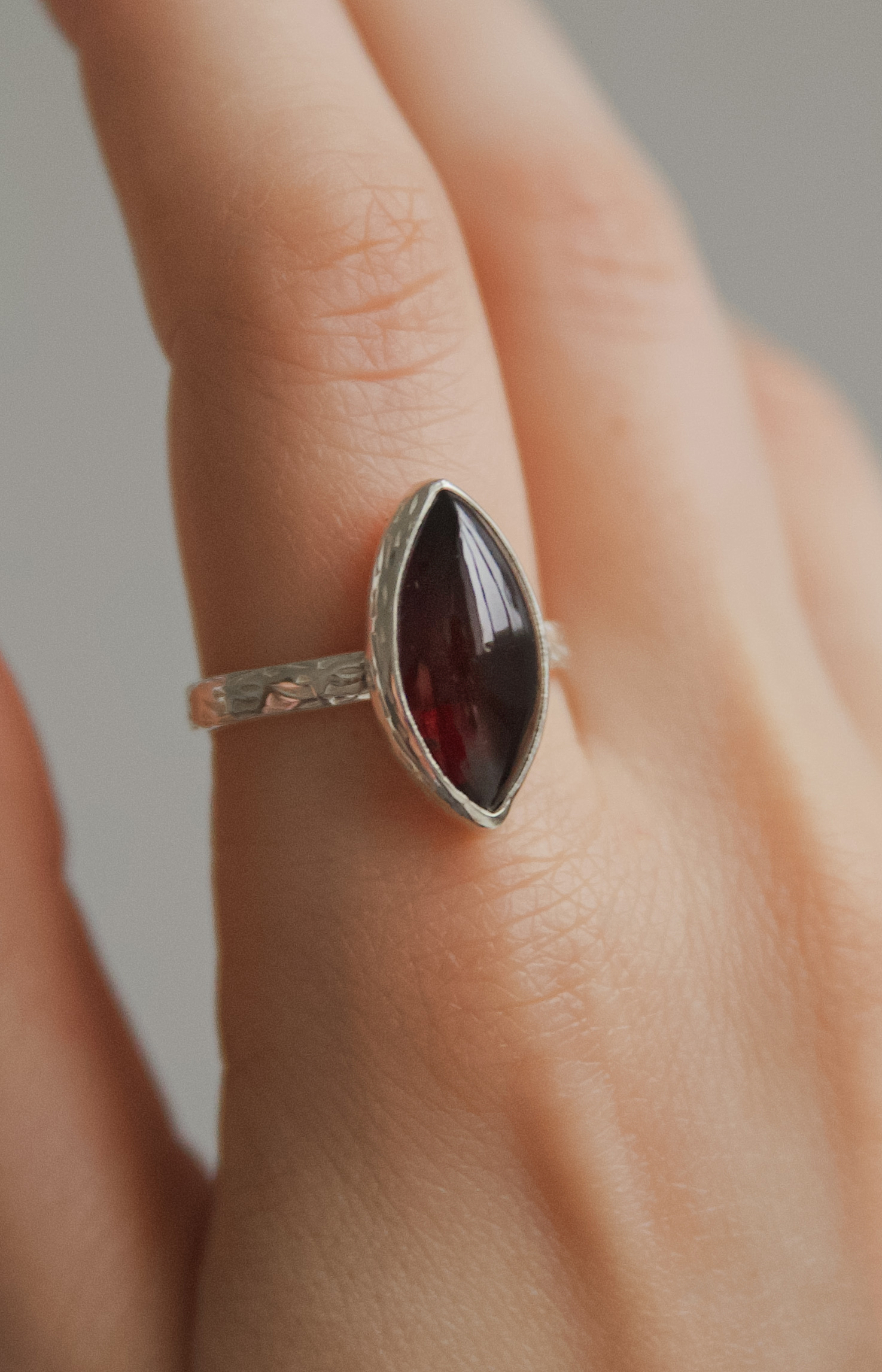 Кольцо с гранатом